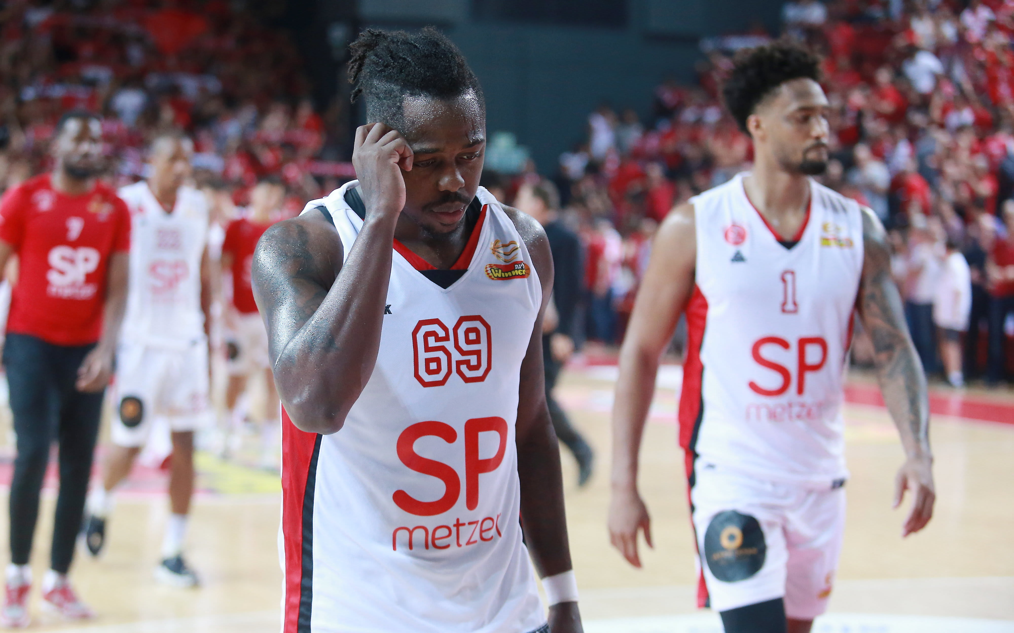 שחקן הפועל תל אביב ג'ייקובן בראון עם ג'יי. פי. טוקוטו