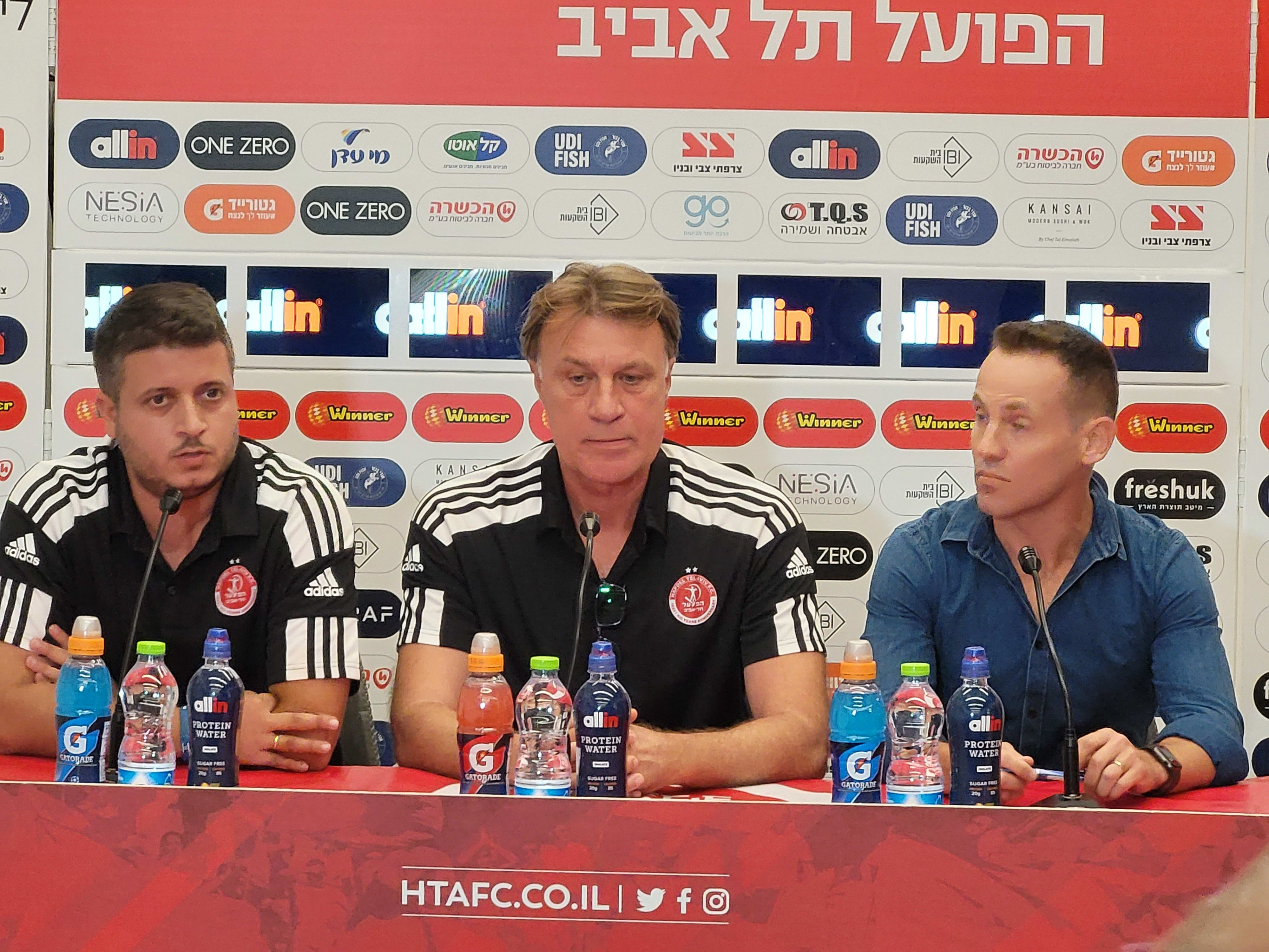 עומר בוקסנבוים, סלובודן דראפיץ', ארז נעמן במסיבת עיתונאים של הפועל תל אביב