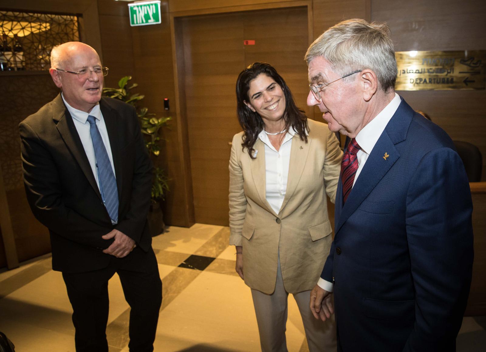 נשיא הוועד האולימפי הבינלאומי, תומאס באך, עם יעל ארד, יו"ר הוועד האולימפי בישראל