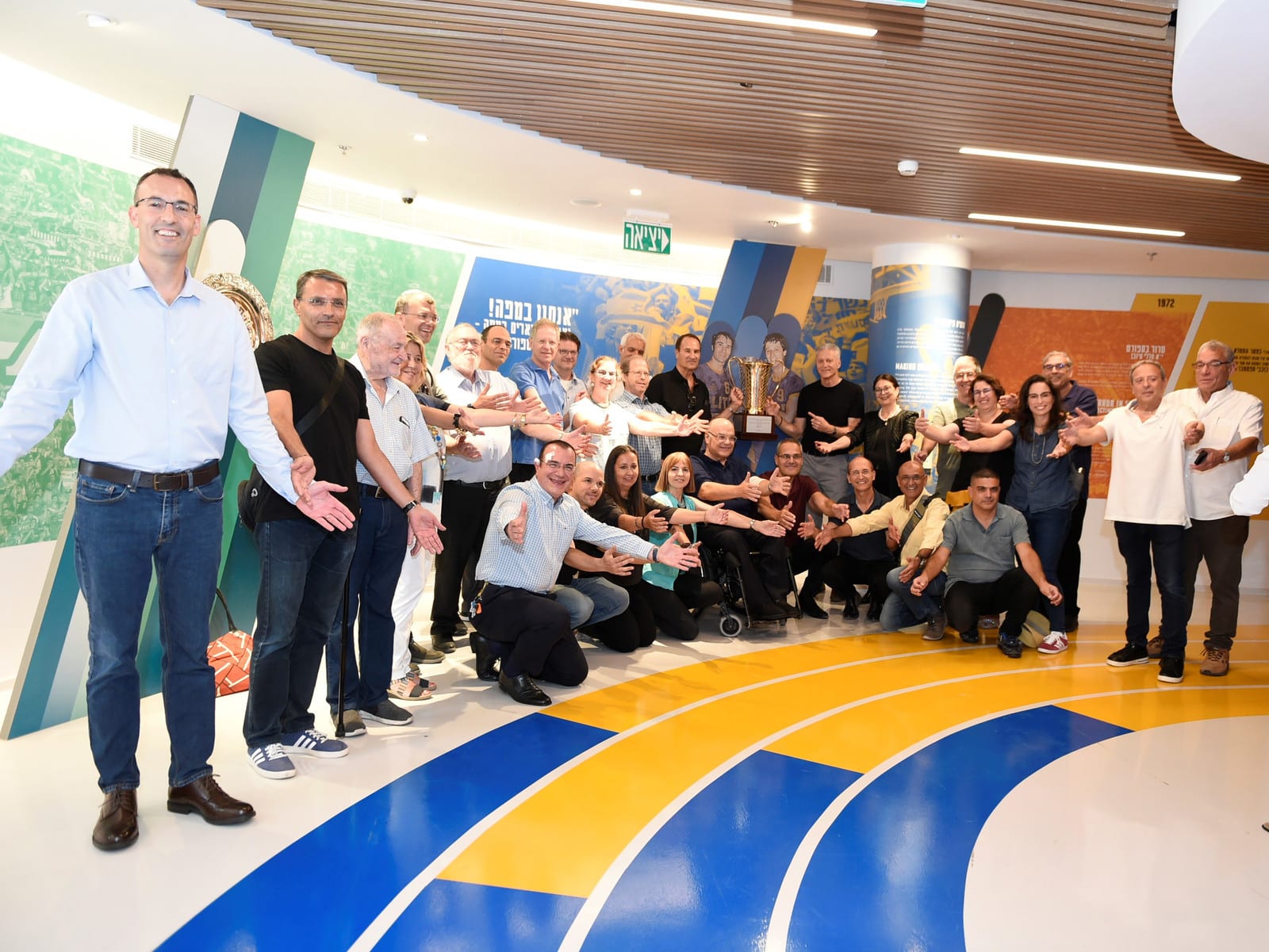 נשיאי בתי המשפט בישראל בביקור במוזיאון הספורט היהודי העולמי שנפתח בימים אלו בכפר המכביה. במרכז טל ברודי ומיקי ברקוביץ' מציגים את גביע אירופה לאלופות משנת 1977