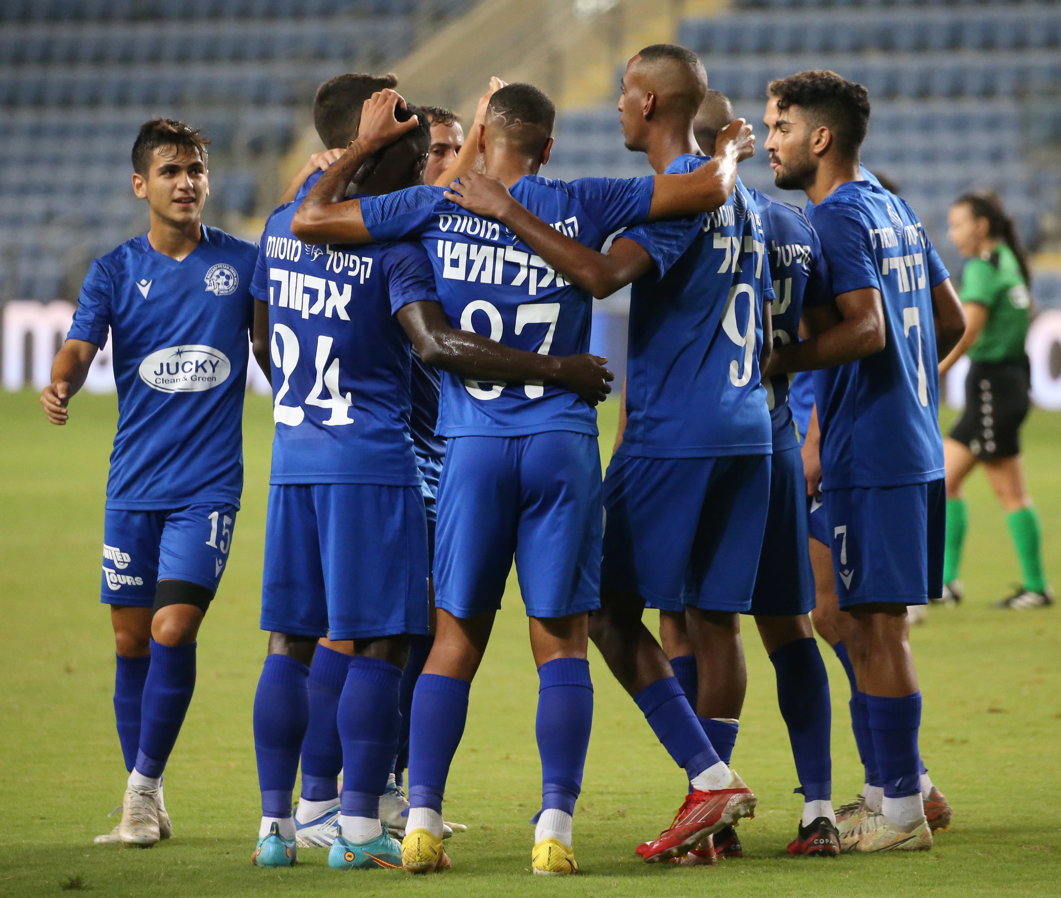 שחקני מכבי פתח תקוה חוגגים