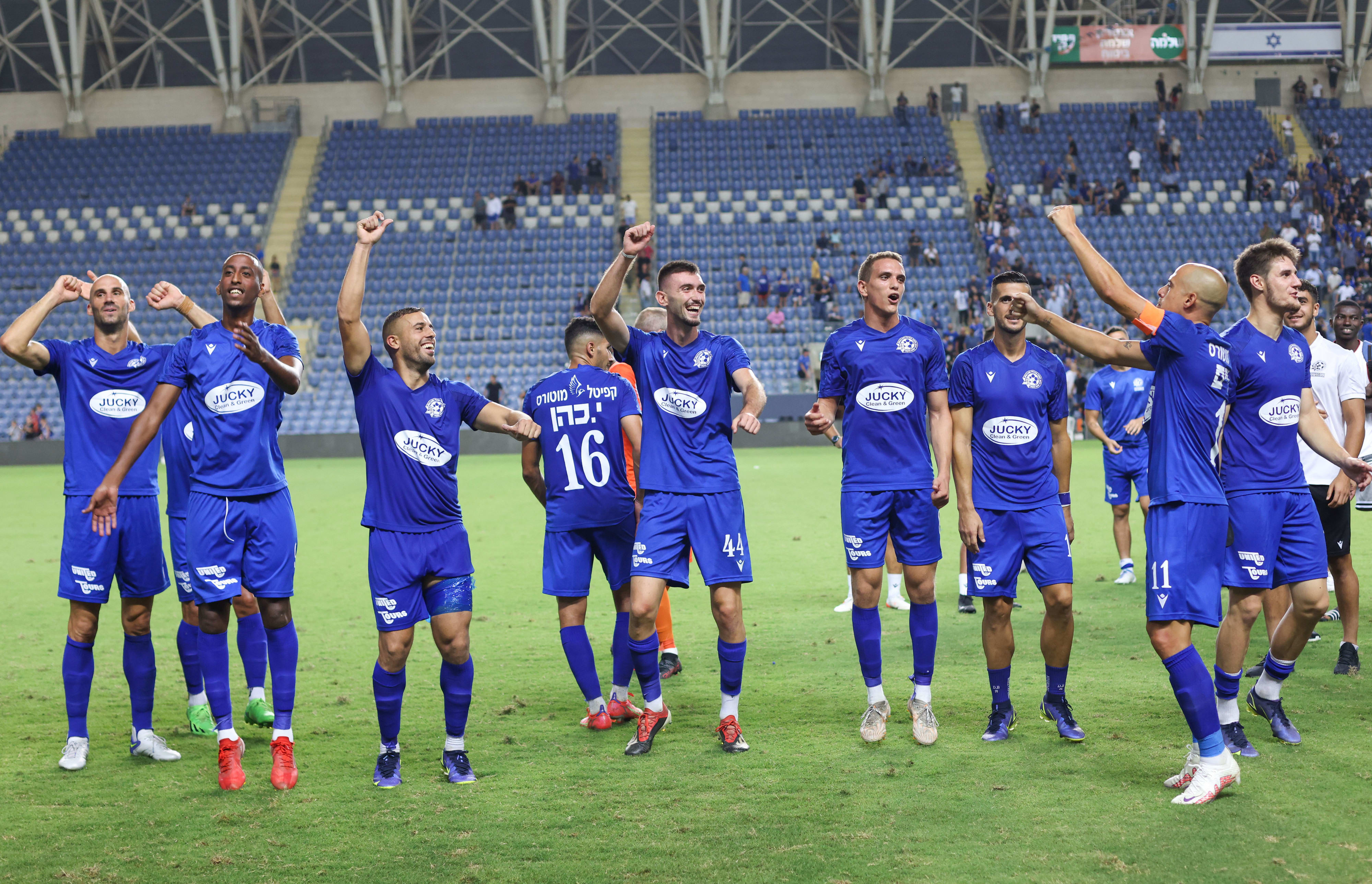 שחקני מכבי פתח תקוה חוגגים
