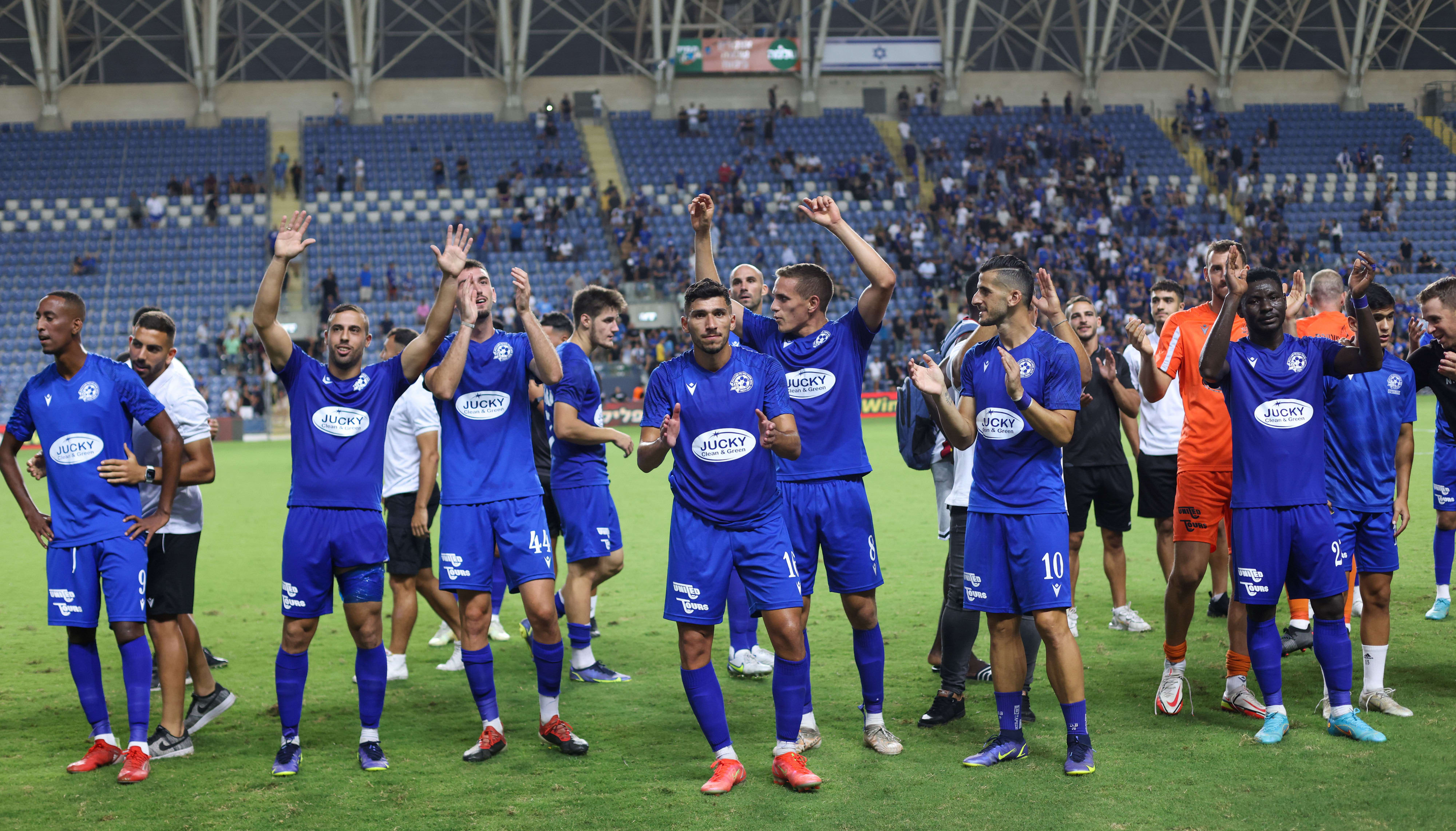 שחקני מכבי פתח תקוה חוגגים