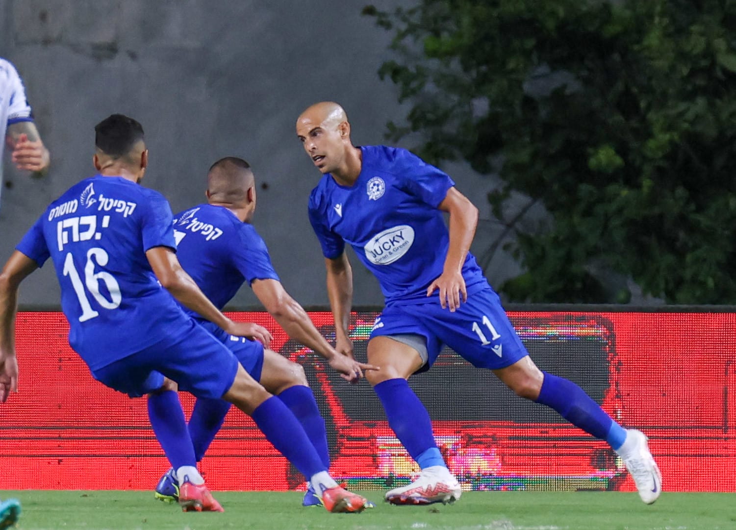 שחקני מכבי פתח תקוה חוגגים עם טל בן חיים