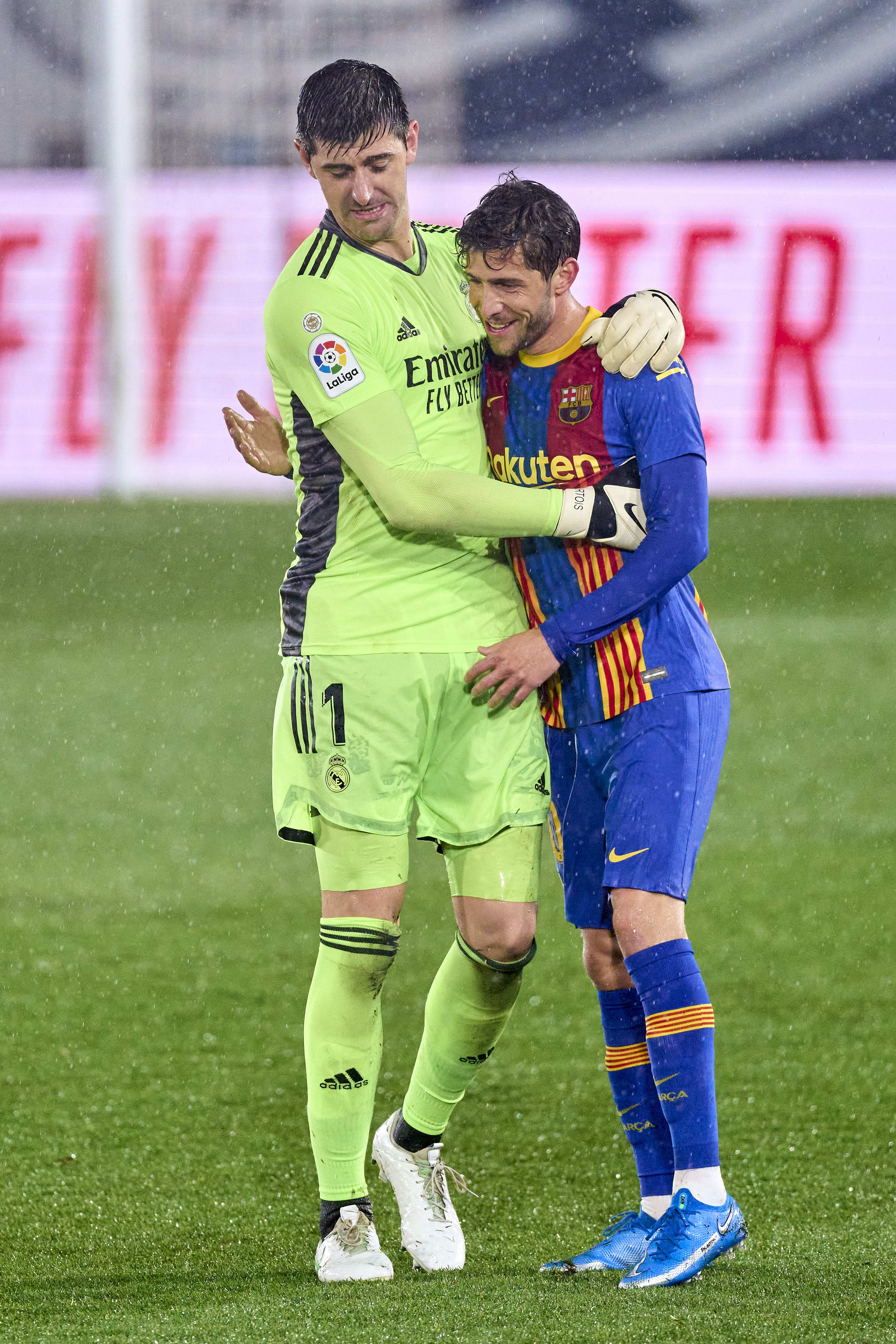 שוער ריאל מדריד טיבו קורטואה עם שחקן ברצלונה סרג'י רוברטו