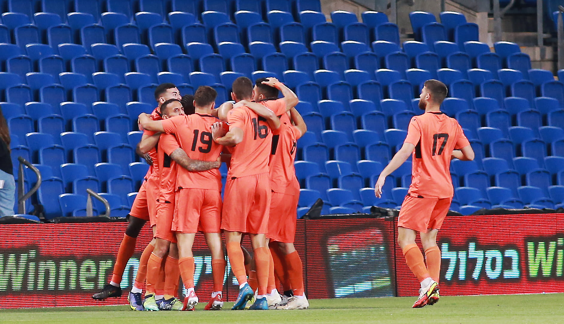 שחקני הפועל כפר שלם חוגגים שער של אלי אלבז