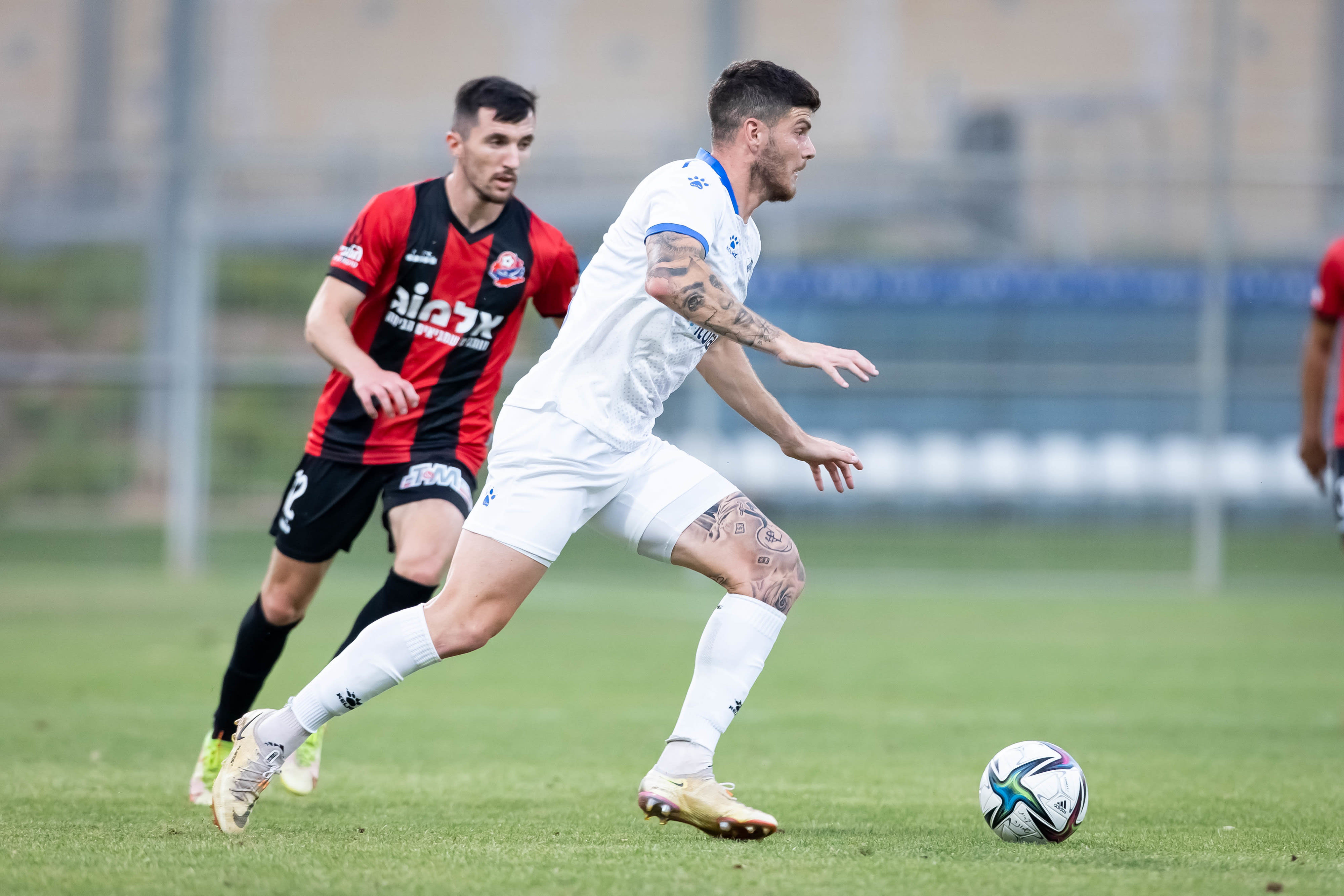 שחקן עירוני קרית שמונה זיו מורגן מול שחקן הפועל חיפה אלן אוז'בולט