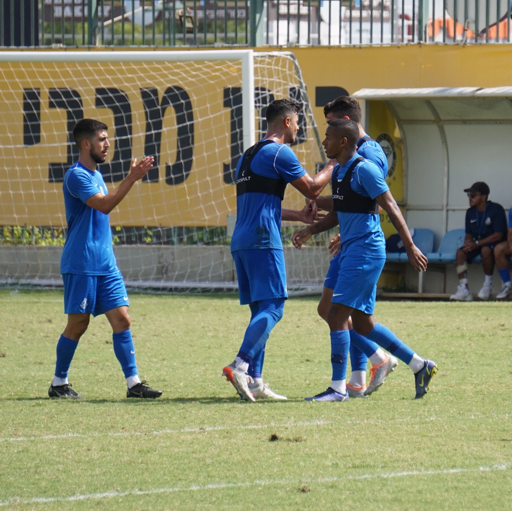 שחקני מ.ס. אשדוד חוגגים