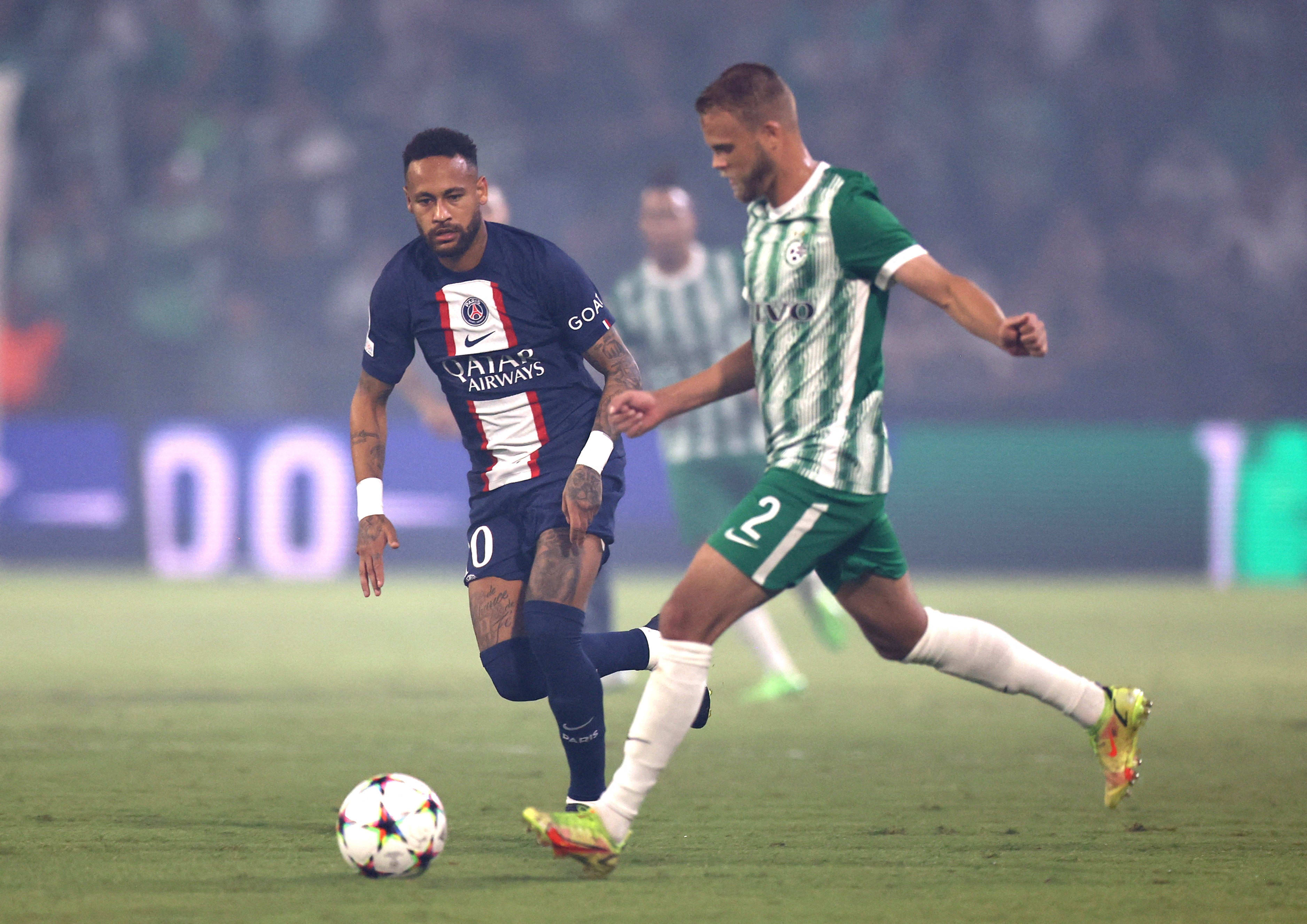 שחקן פריז סן ז'רמן ניימאר מול שחקן מכבי חיפה דניאל סונדגרן