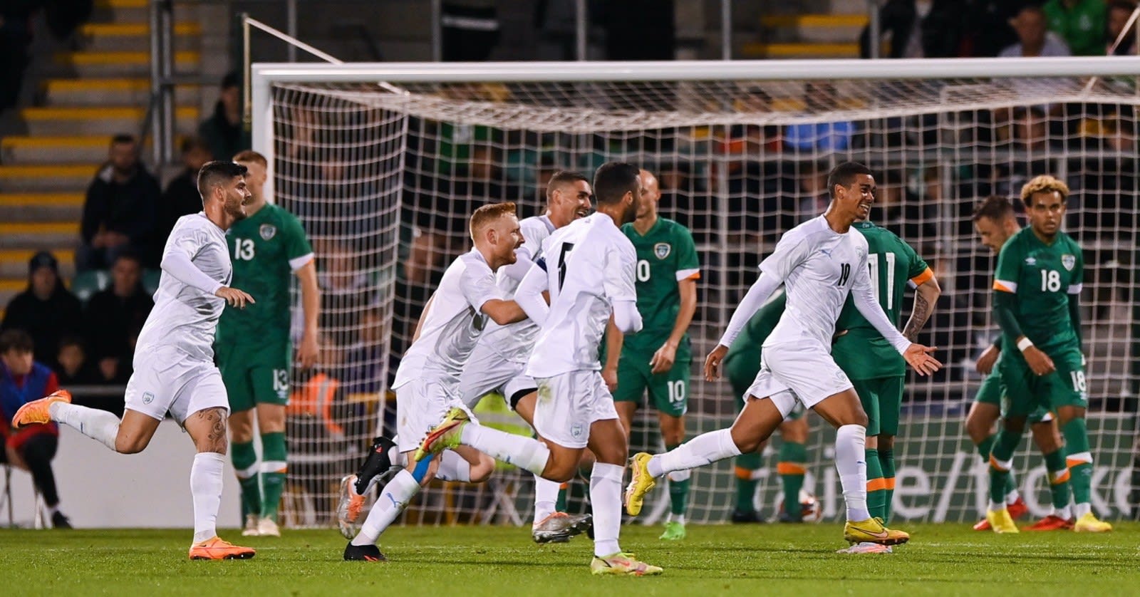 שחקן הנבחרת הצעירה עידן טוקלומטי חוגג