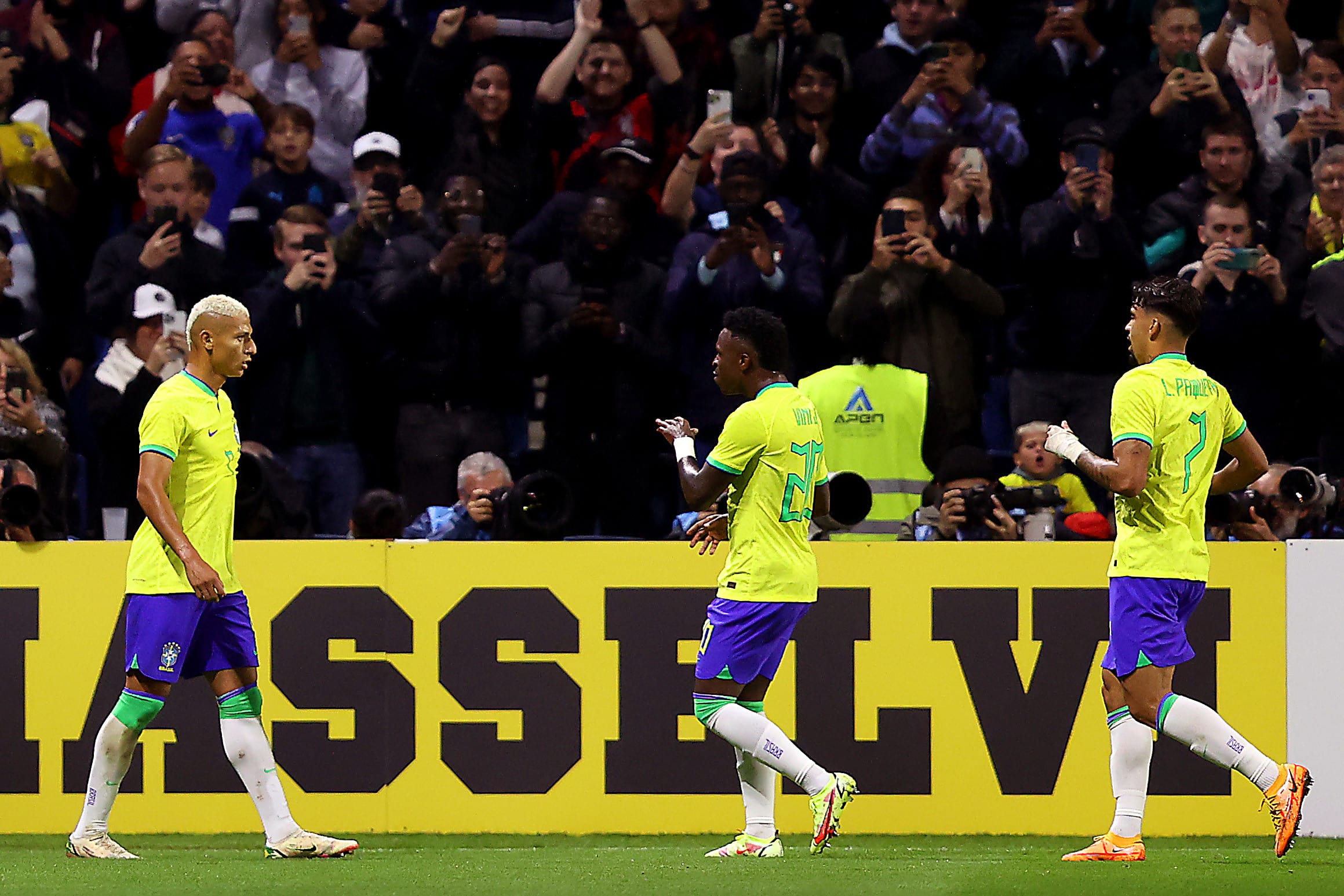 שחקני נבחרת ברזיל חוגגים עם רישארליסון