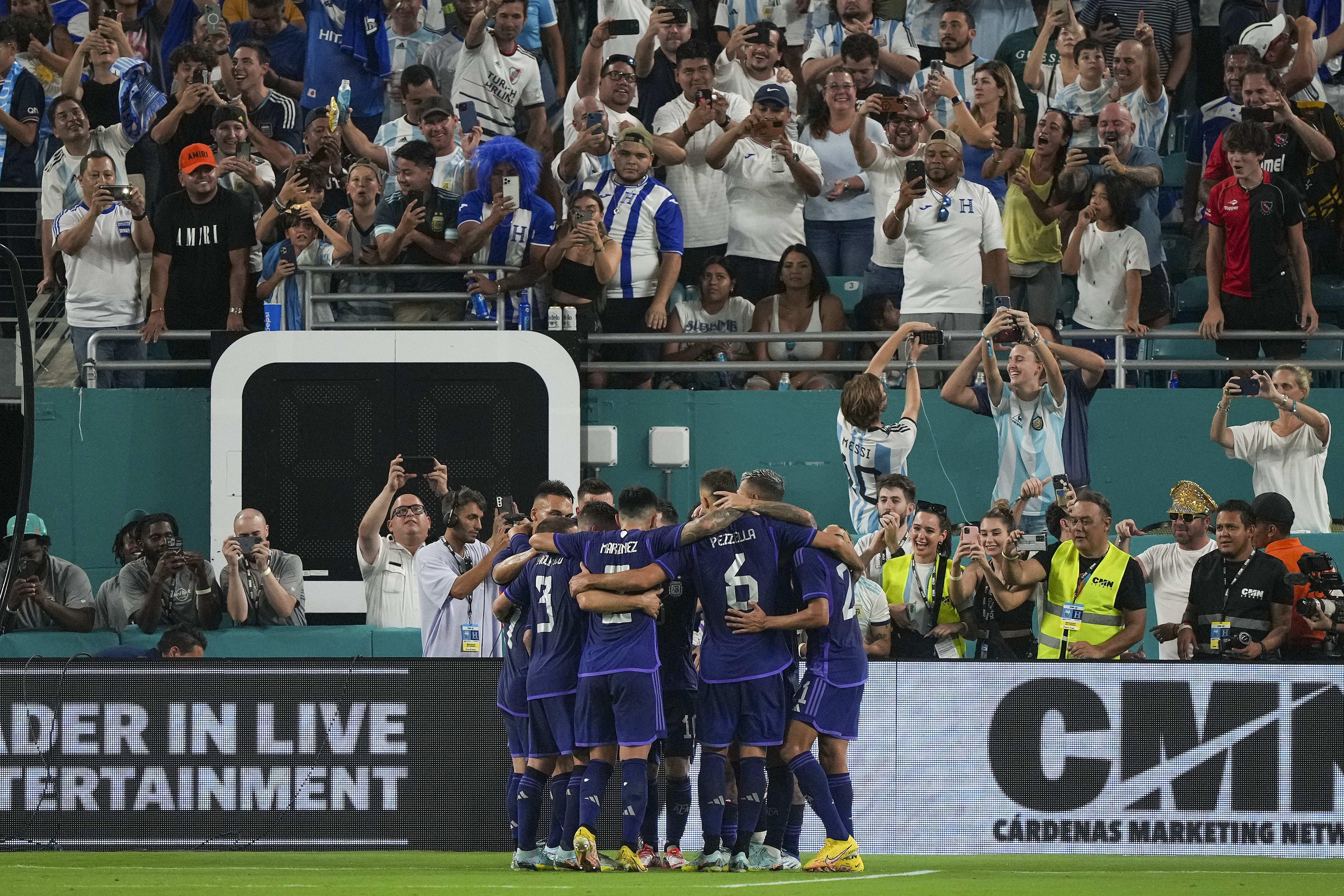 שחקני נבחרת ארגנטינה חוגגים