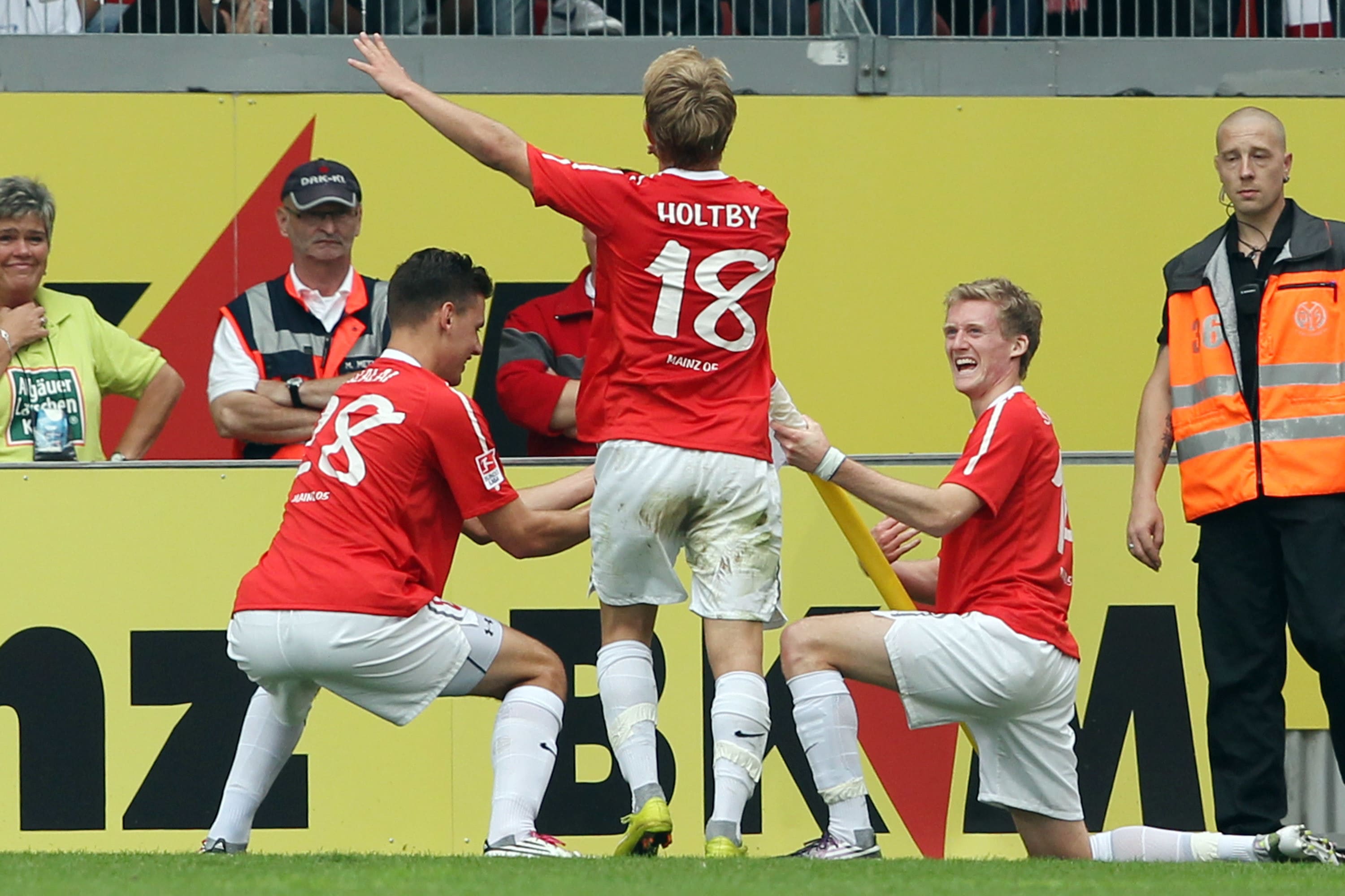 אדם סלאי עם אנדרה שורלה ועם לואיס הולטבי במדי מיינץ