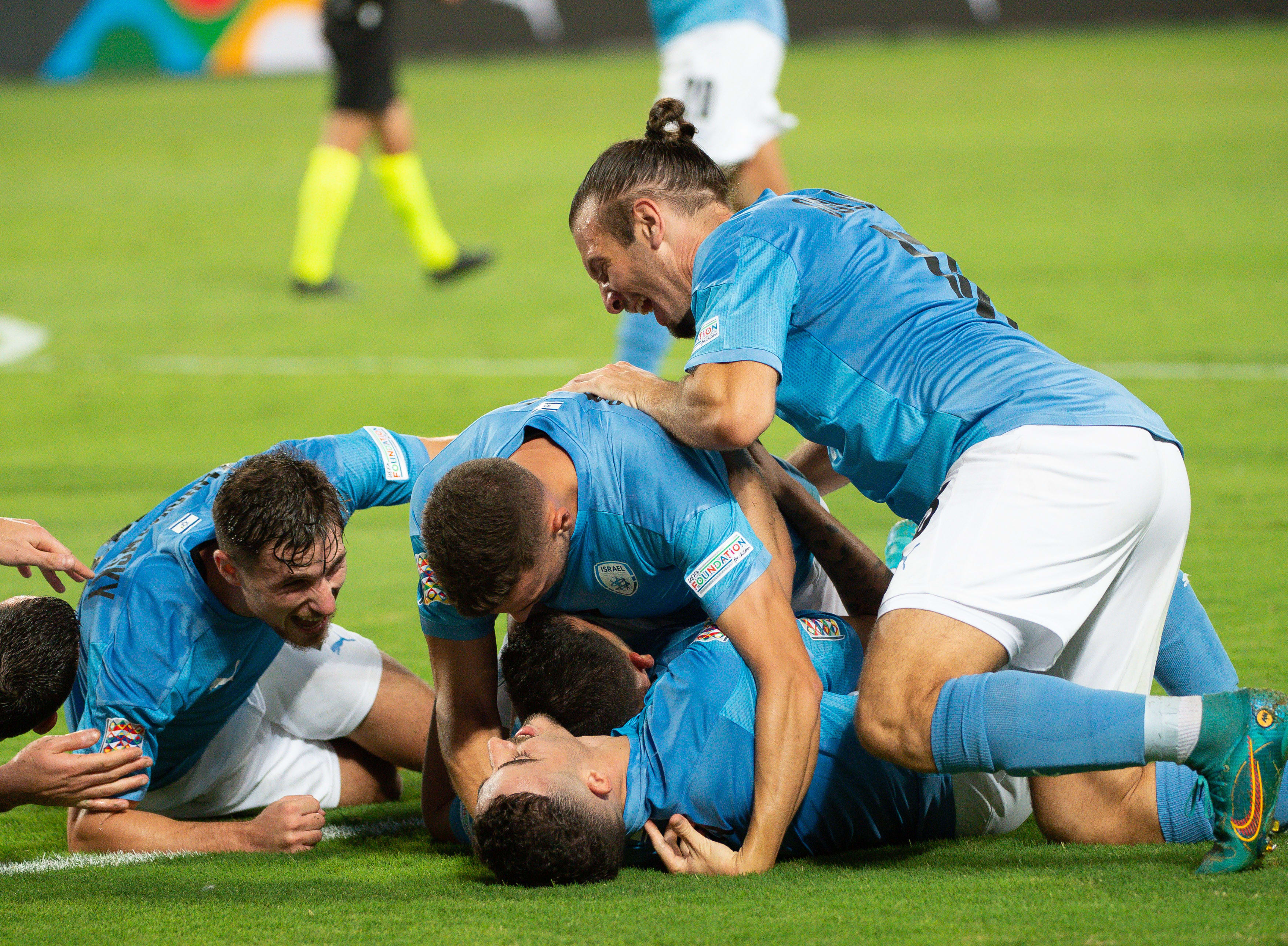 שחקני נבחרת ישראל חוגגים