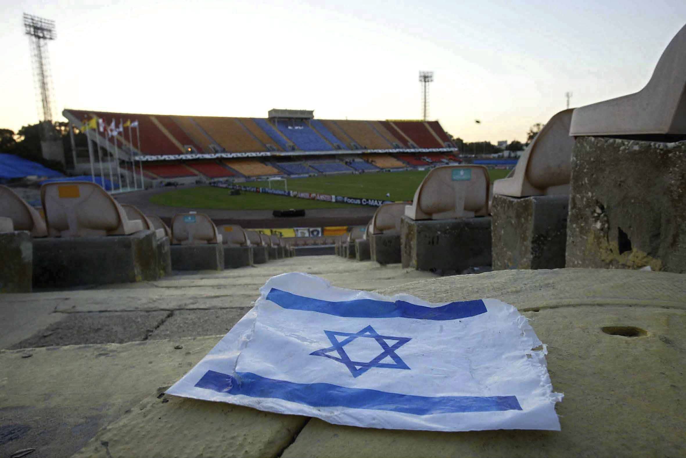 דגל ישראל בתוך אצטדיון רמת גן ב-2004