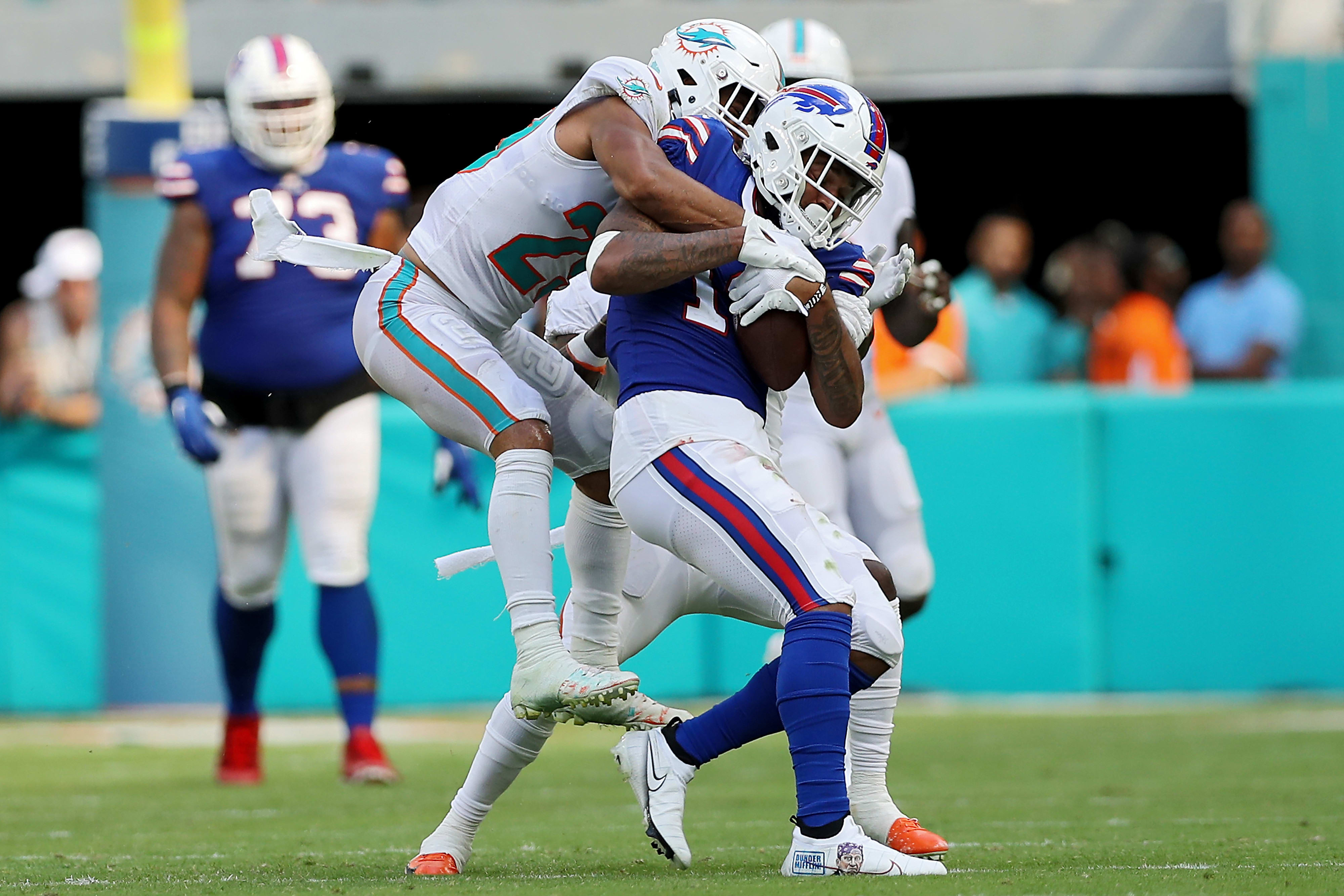 שחקן מיאמי דולפינס ברנדון ג'ונס מול שחקן בפאלו בילס סטפון דיגס