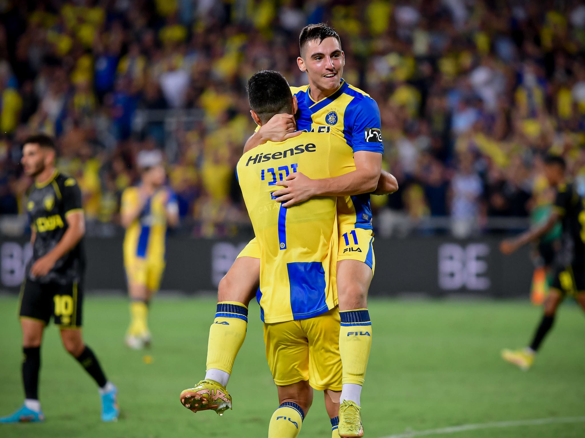 שחקן מכבי תל אביב, אוסקר גלוך, חוגג עם ערן זהבי