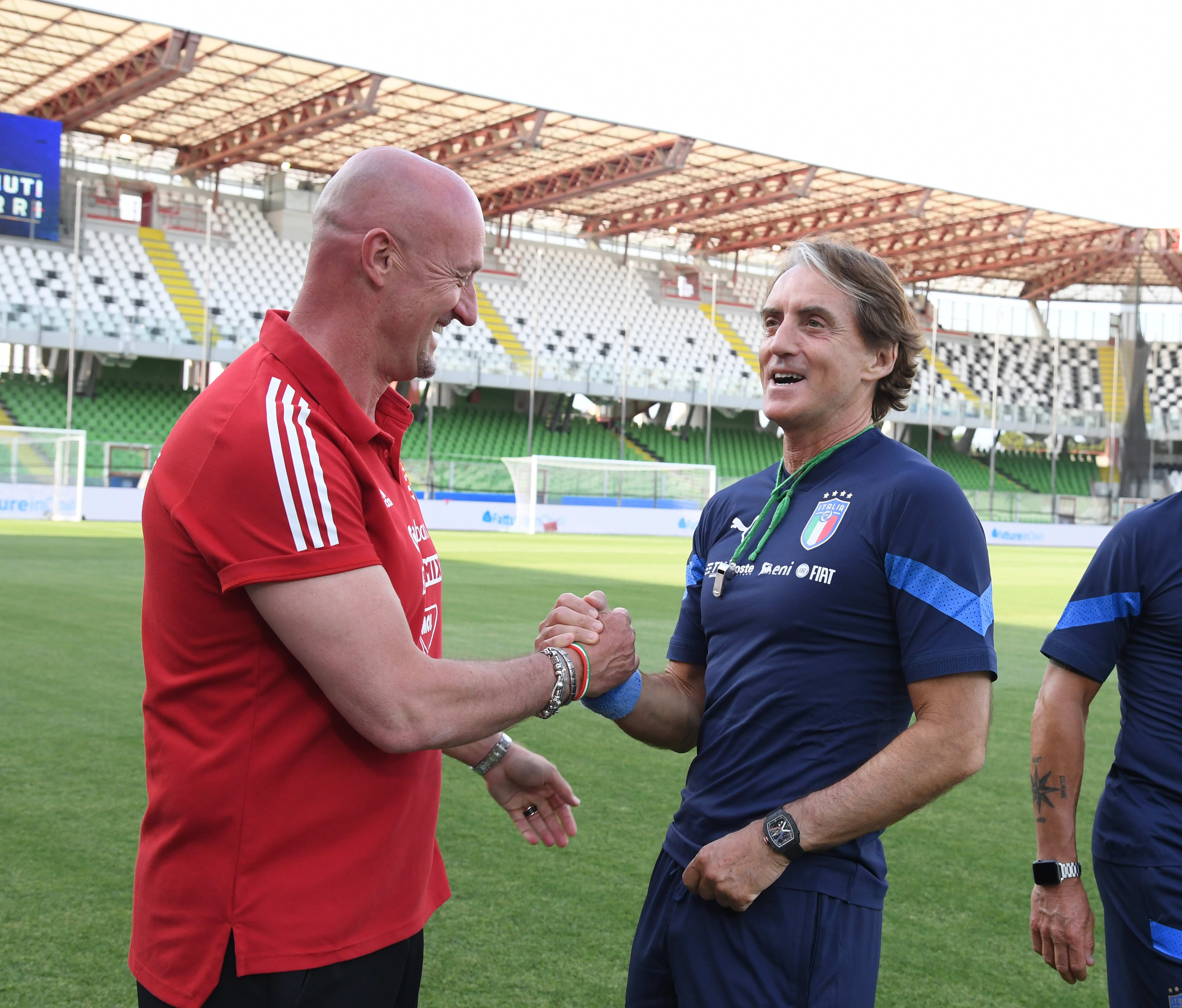מאמן נבחרת הונגריה מרקו רוסי עם מאמן נבחרת איטליה רוברטו מאנצ'יני