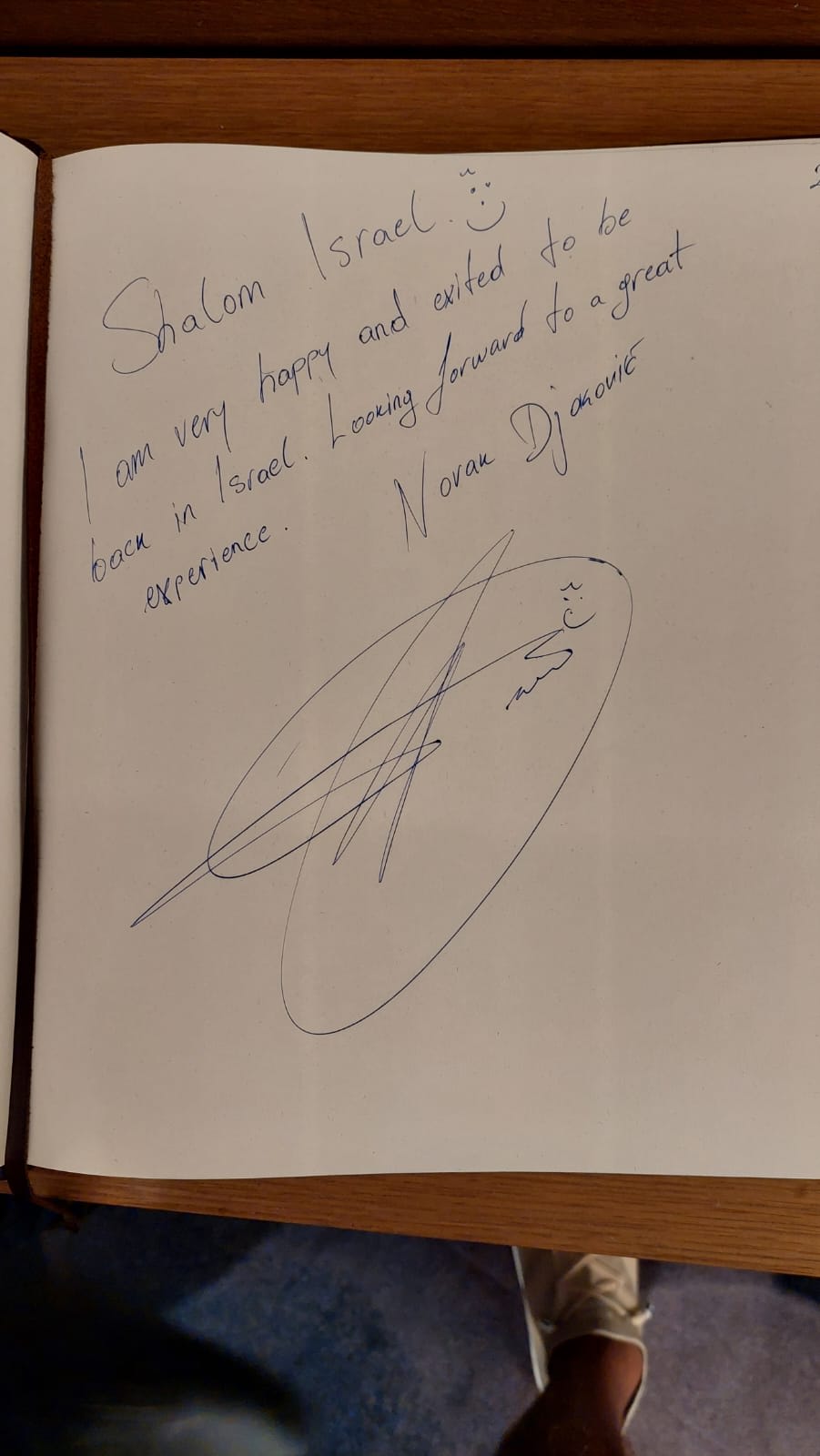 נובאק דג'וקוביץ' טניסאי סרבי חותם בספר האורחים של פתאל טרמינל