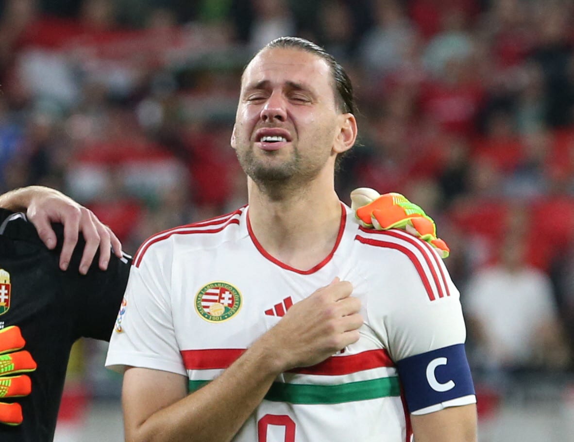 אדם סולואי קפטן נבחרת הונגריה בוכה בעת השמעת ההמנון