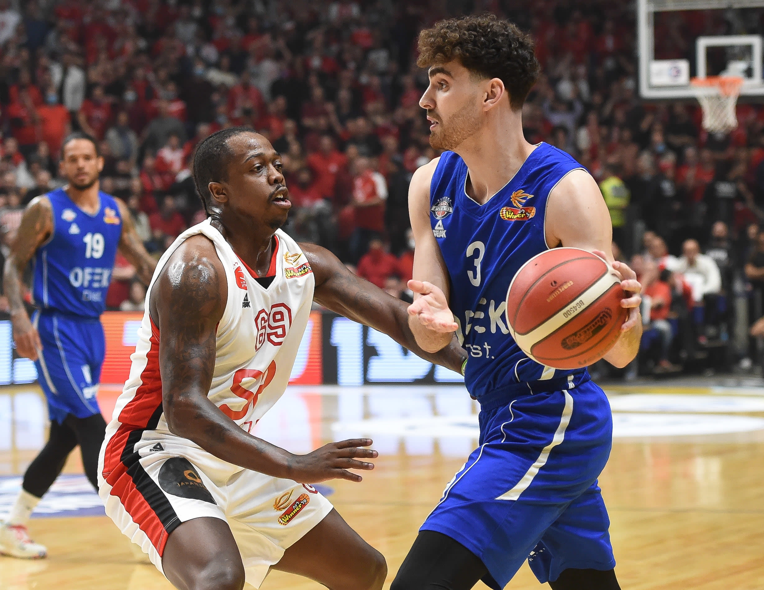 שחקן בני הרצליה יאיר קרביץ מול שחקן הפועל תל אביב ג'ייקובן בראון