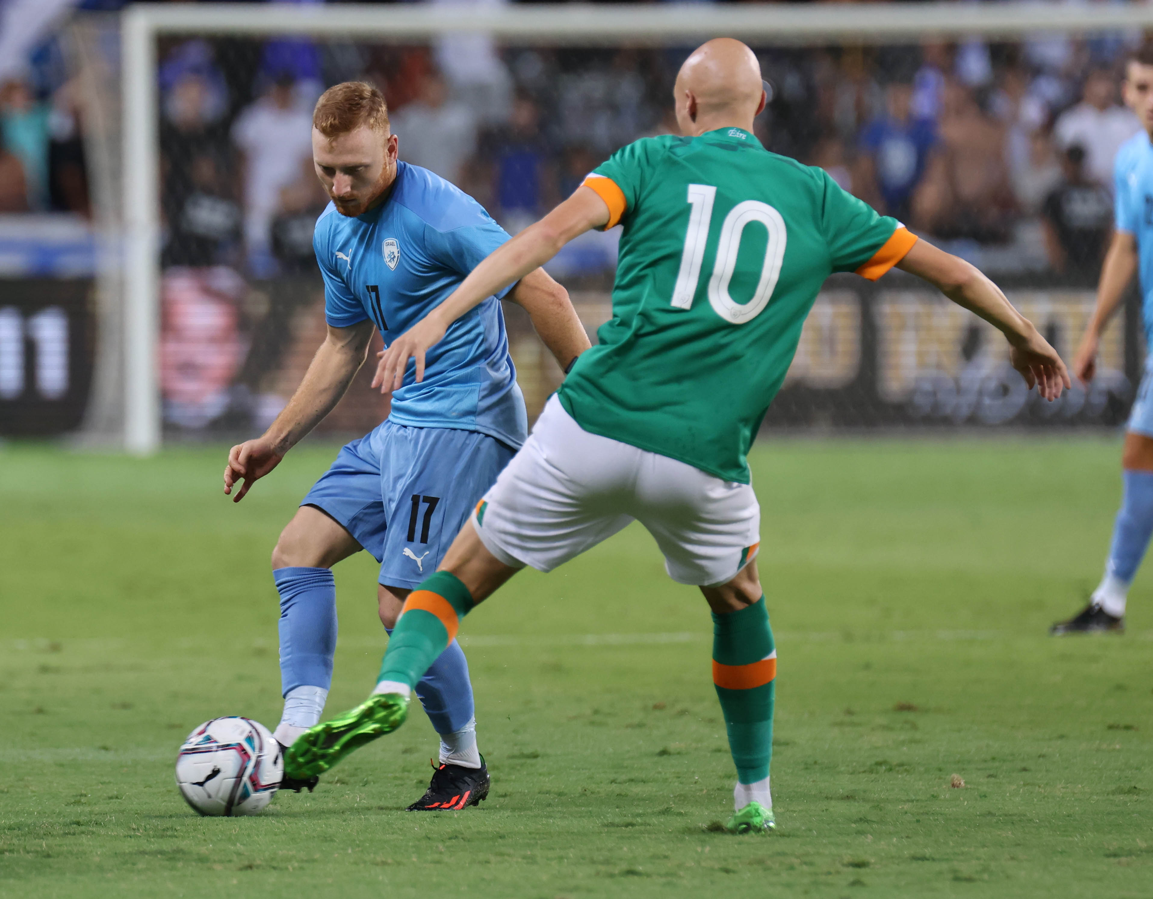 שחקן הנבחרת הצעירה עידן שחר מול שחקן אירלנד וויליאם סמולבון