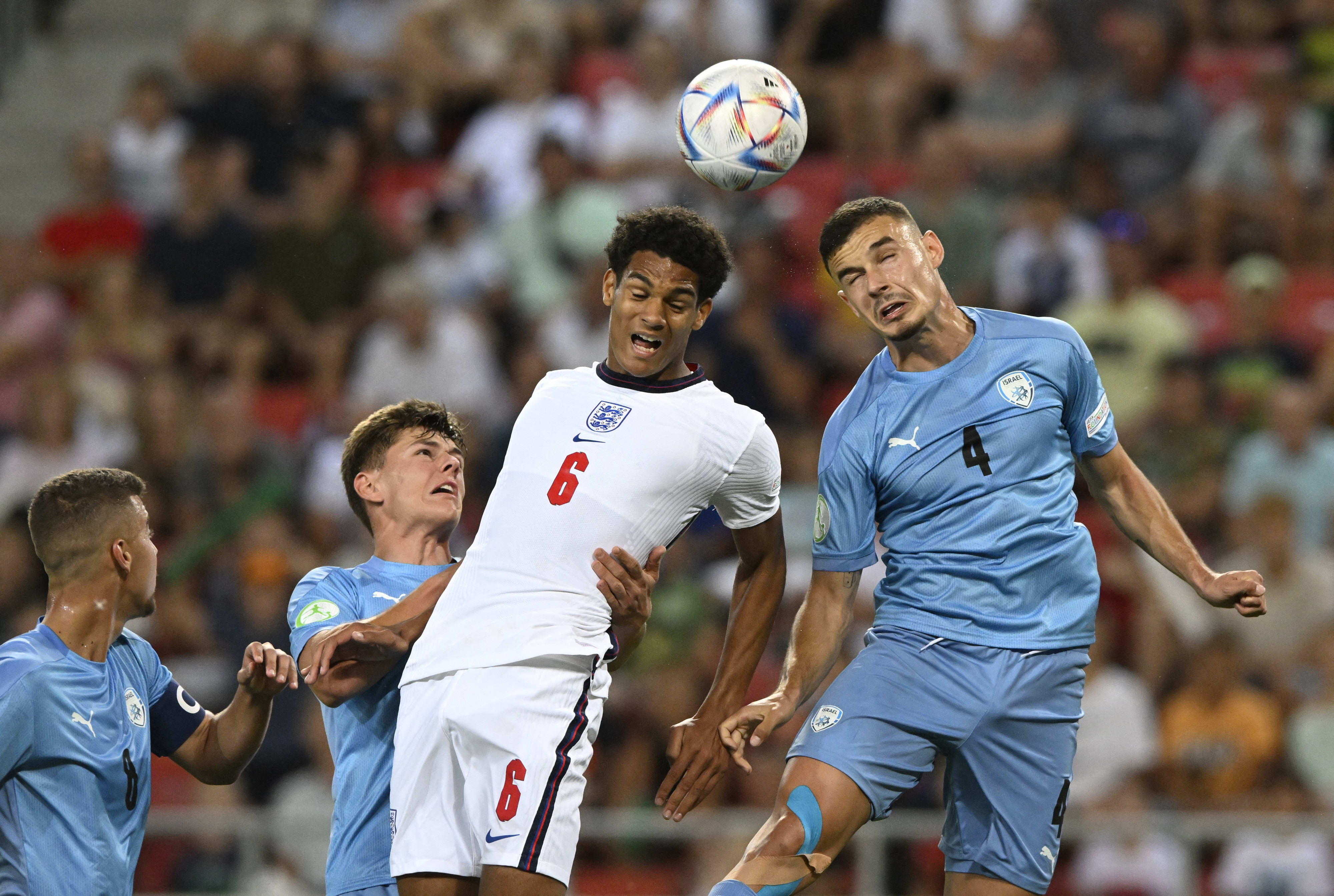 סתיו למקין שחקן נבחרת הנוער של ישראל מול ג'ארל קוואנסה שחקן נבחרת אנגליה