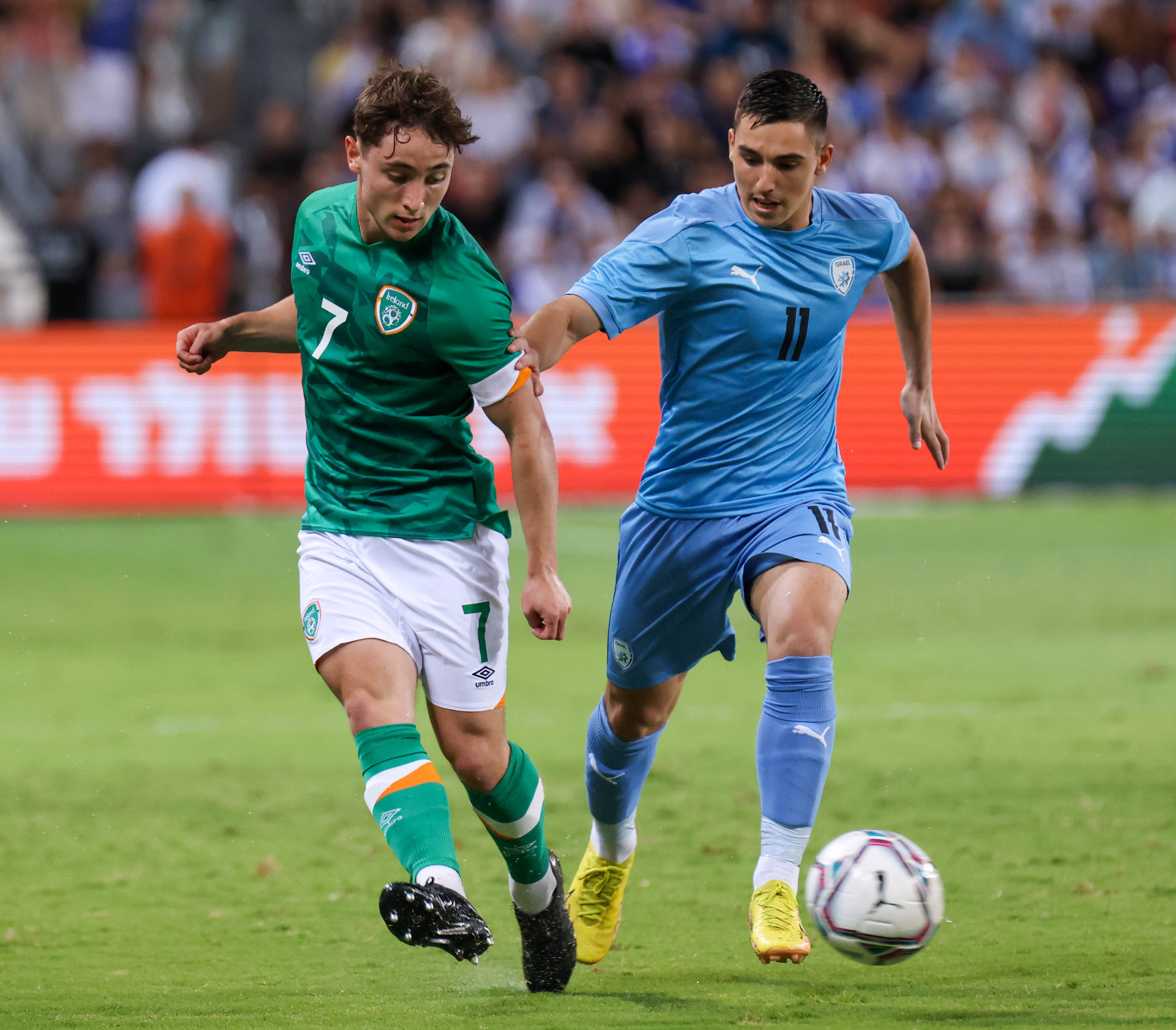 שחקן הנבחרת הצעירה אוסקר גלוך מול שחקן אירלנד הצעירה ג'ו הודג'