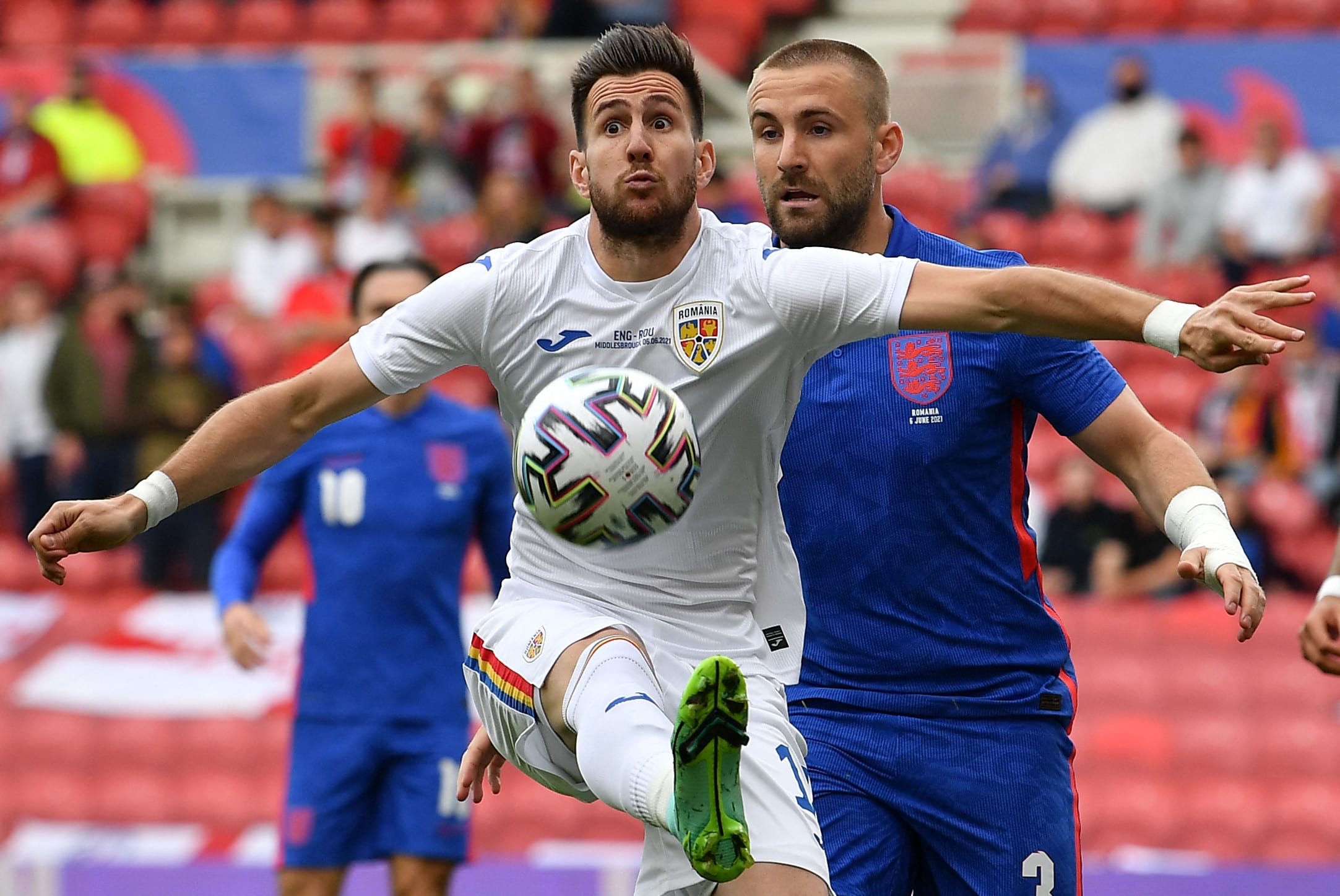 אדריאן פאון שחקן נבחרת רומניה לפני לוק שואו שחקן נבחרת אנגליה