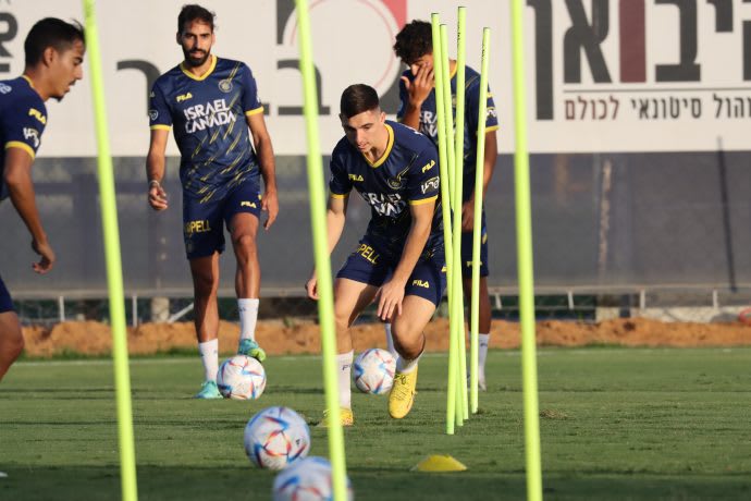 שחקני מכבי תל אביב אוסקר גלוך, רוי רביבו באימון