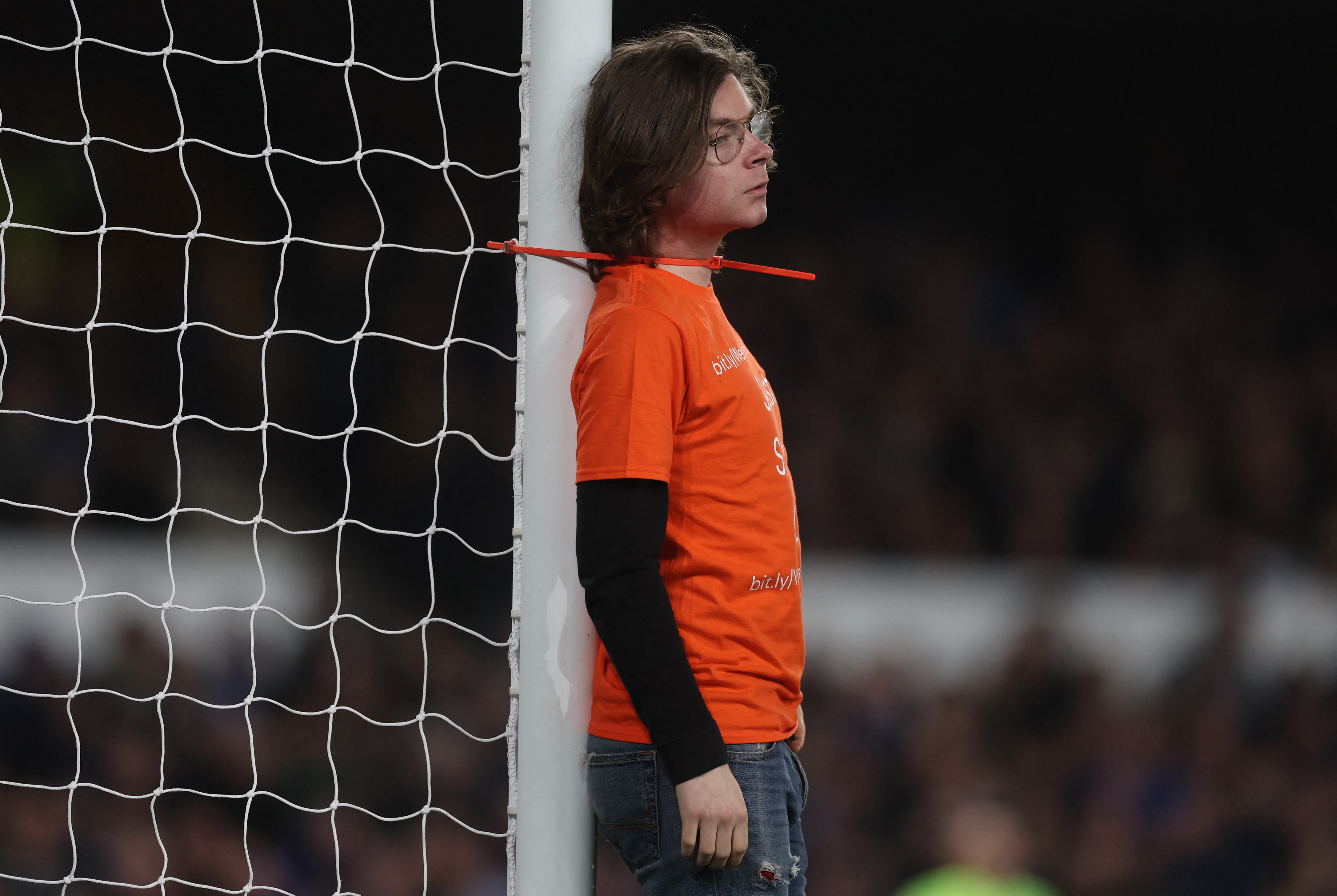 אוהד אזק עצמו לקורה במשחק של אברטון מול ניוקאסל