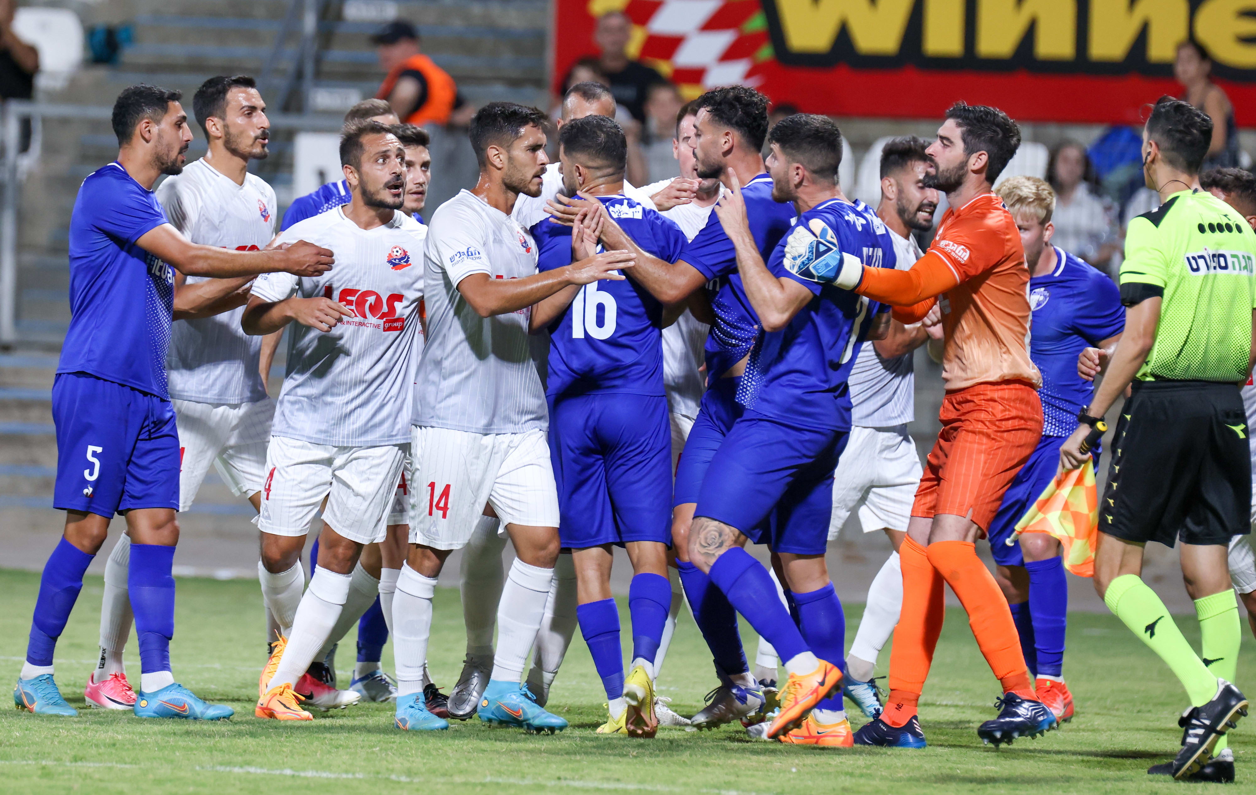 עימות בין שחקני הפועל חיפה לשחקני עירוני קרית שמונה