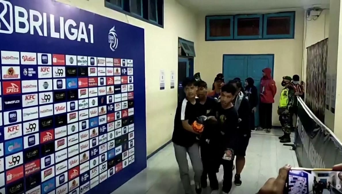 129 בני אדם נהרגו ו-180 נפצעו בהתפרעות באצטדיון כדורגל באינדונזיה, פינוי פצועים. 2 באוקטובר 2022