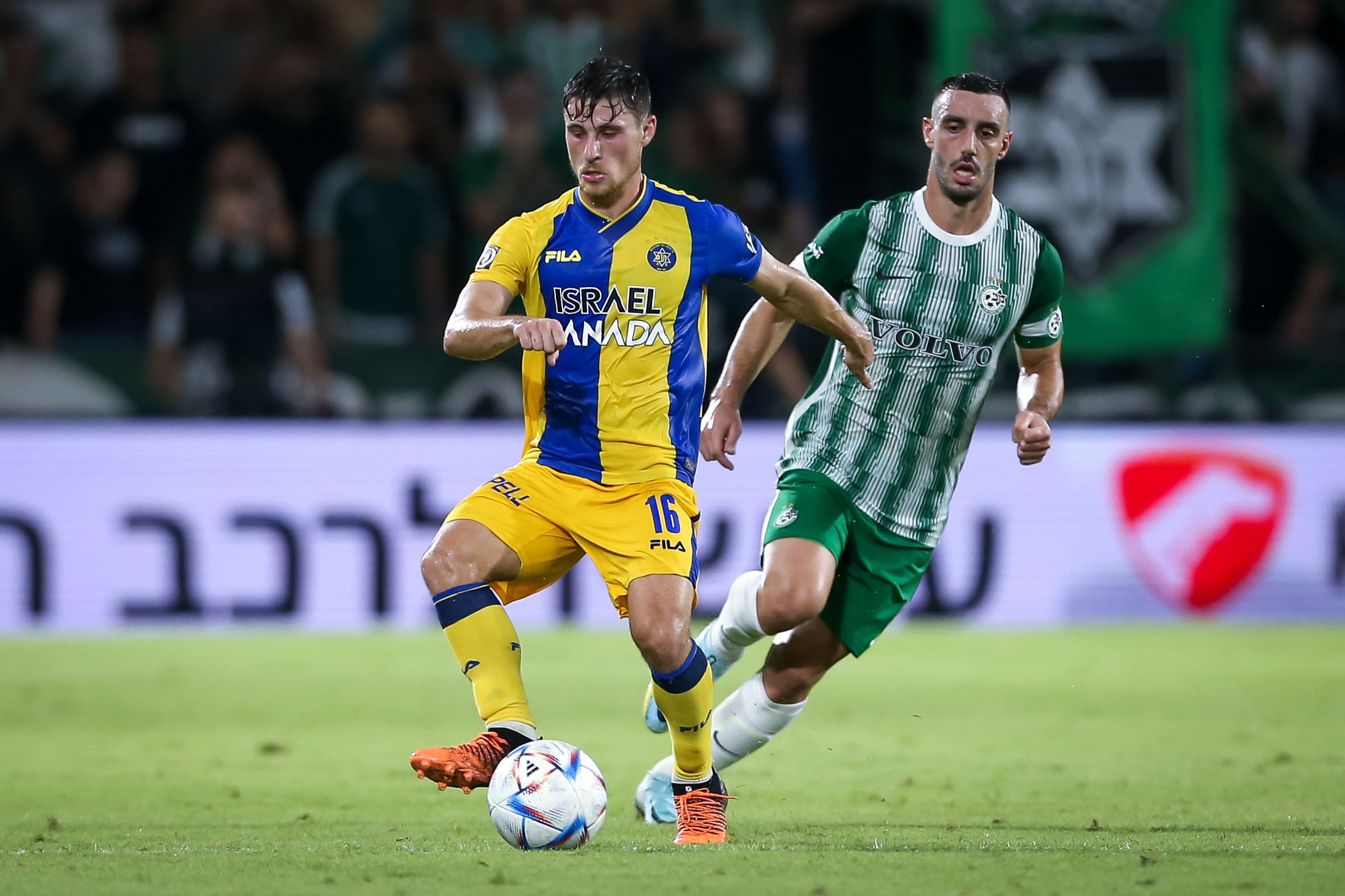 גבי קניקובסקי שחקן מכבי תל אביב לפני נטע לביא שחקן מכבי חיפה