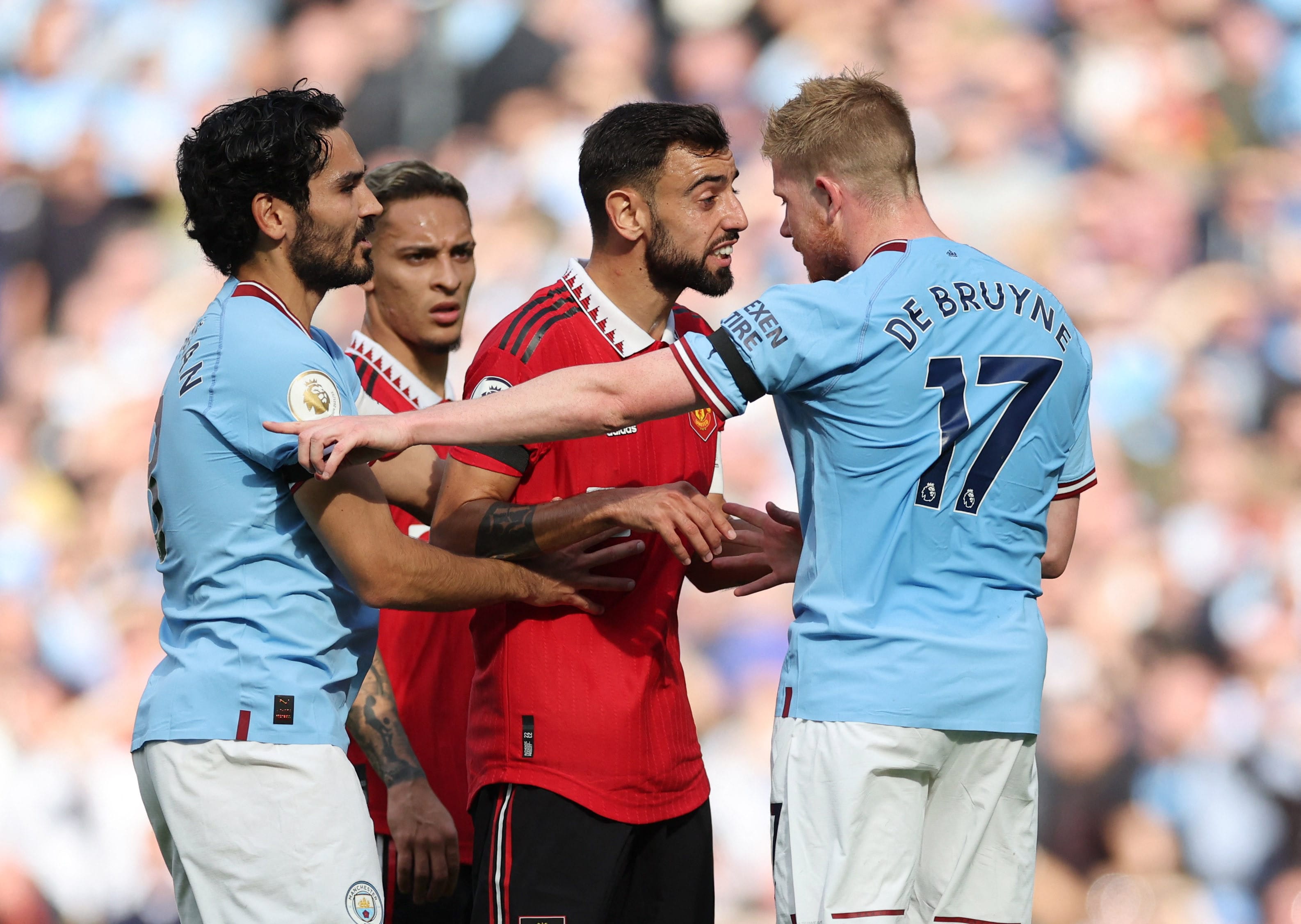 שחקן מנצ'סטר סיטי קווין דה בראונה מתעמת עם שחקן מנצ'סטר יונייטד ברונו פרננדש ליד אילקאי גונדואן