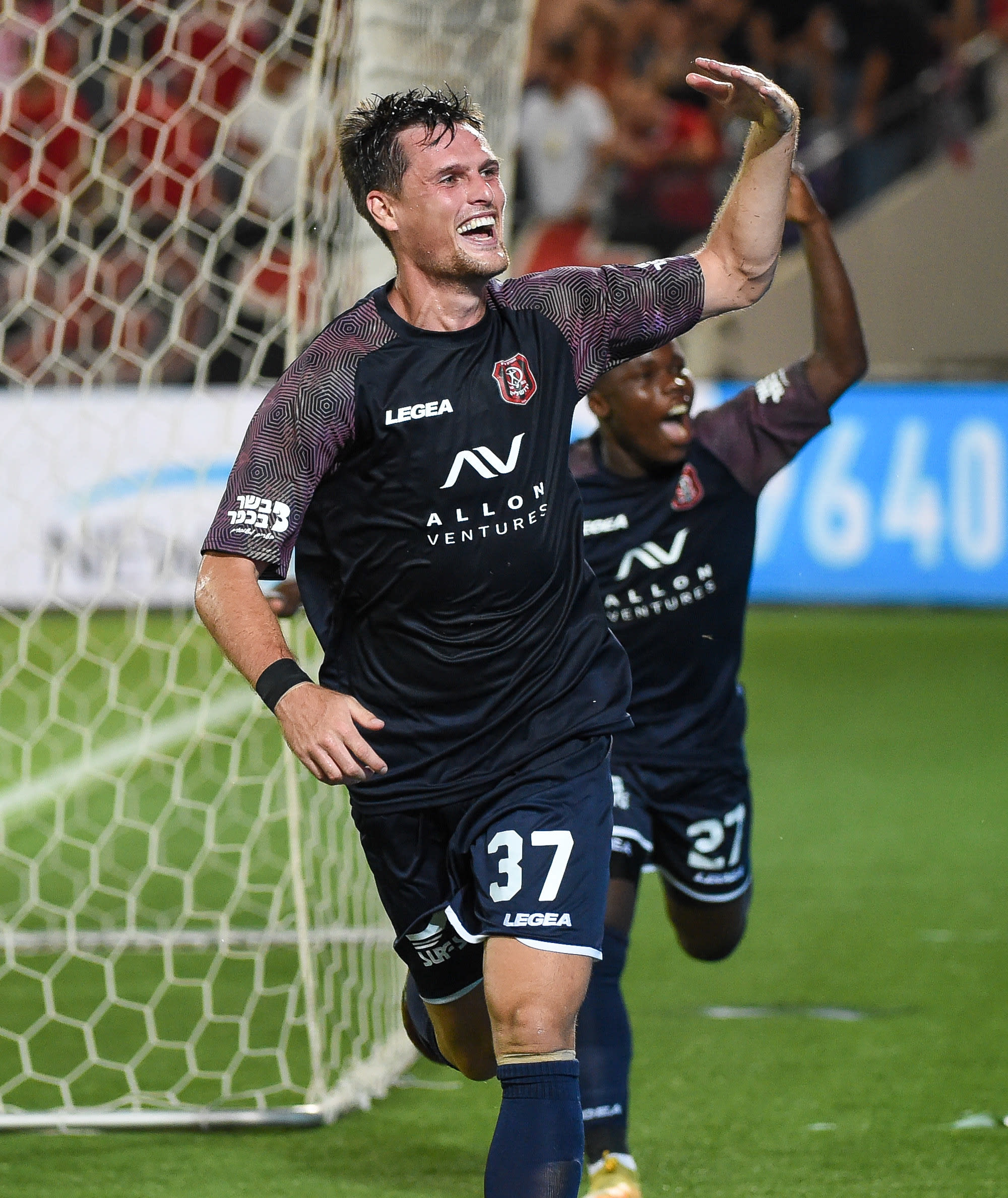 אונדז'יי באצ'ו שחקן הפועל ירושלים חוגג שער