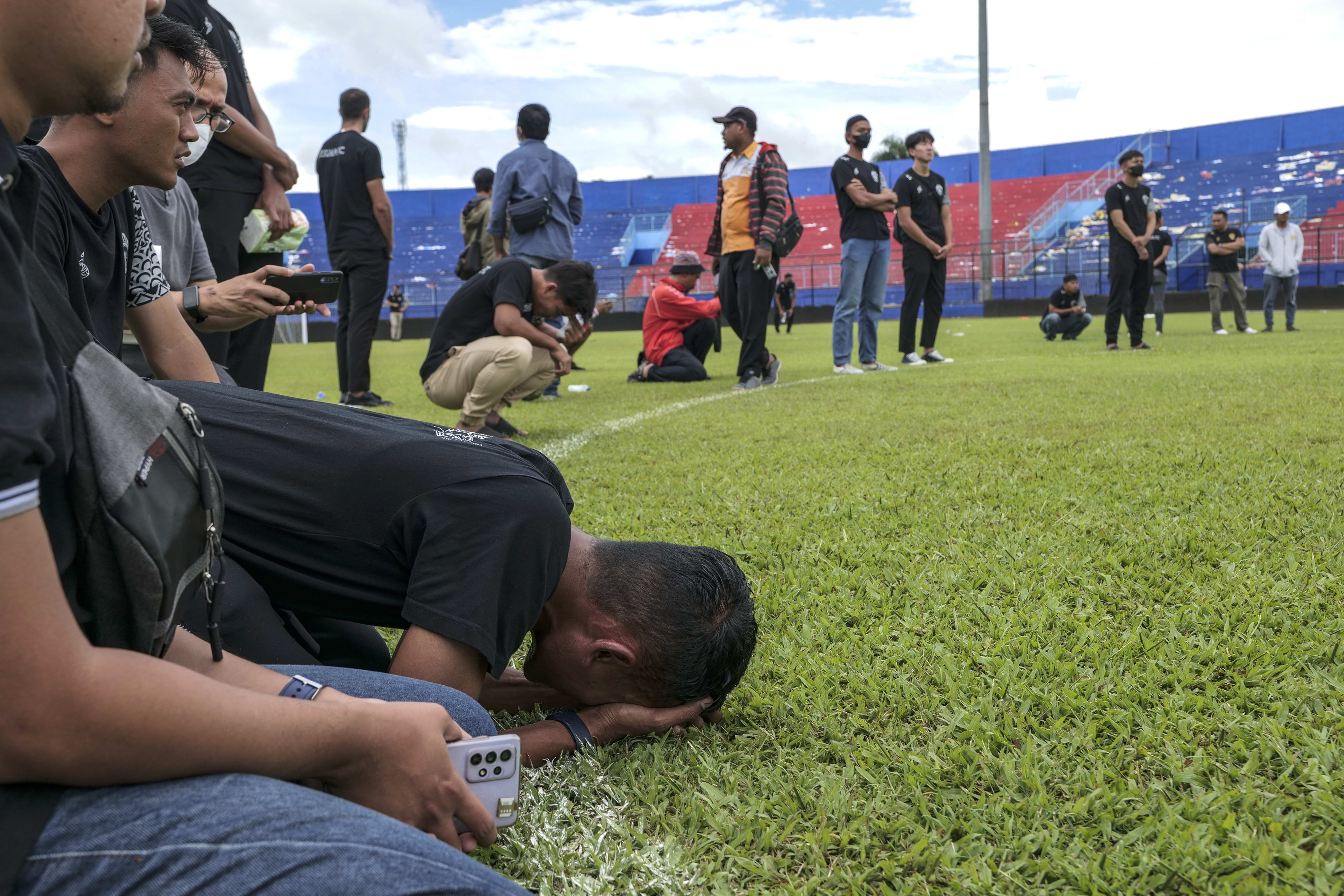 אזרחים אבלים אחרי האסון באצטדיון באינדונזיה