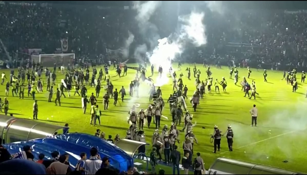 אינדונזיה: 129 בני אדם נהרגו ו-180 נפצעו בהתפרעות באצטדיון כדורגל. 2 באוקטובר 2022