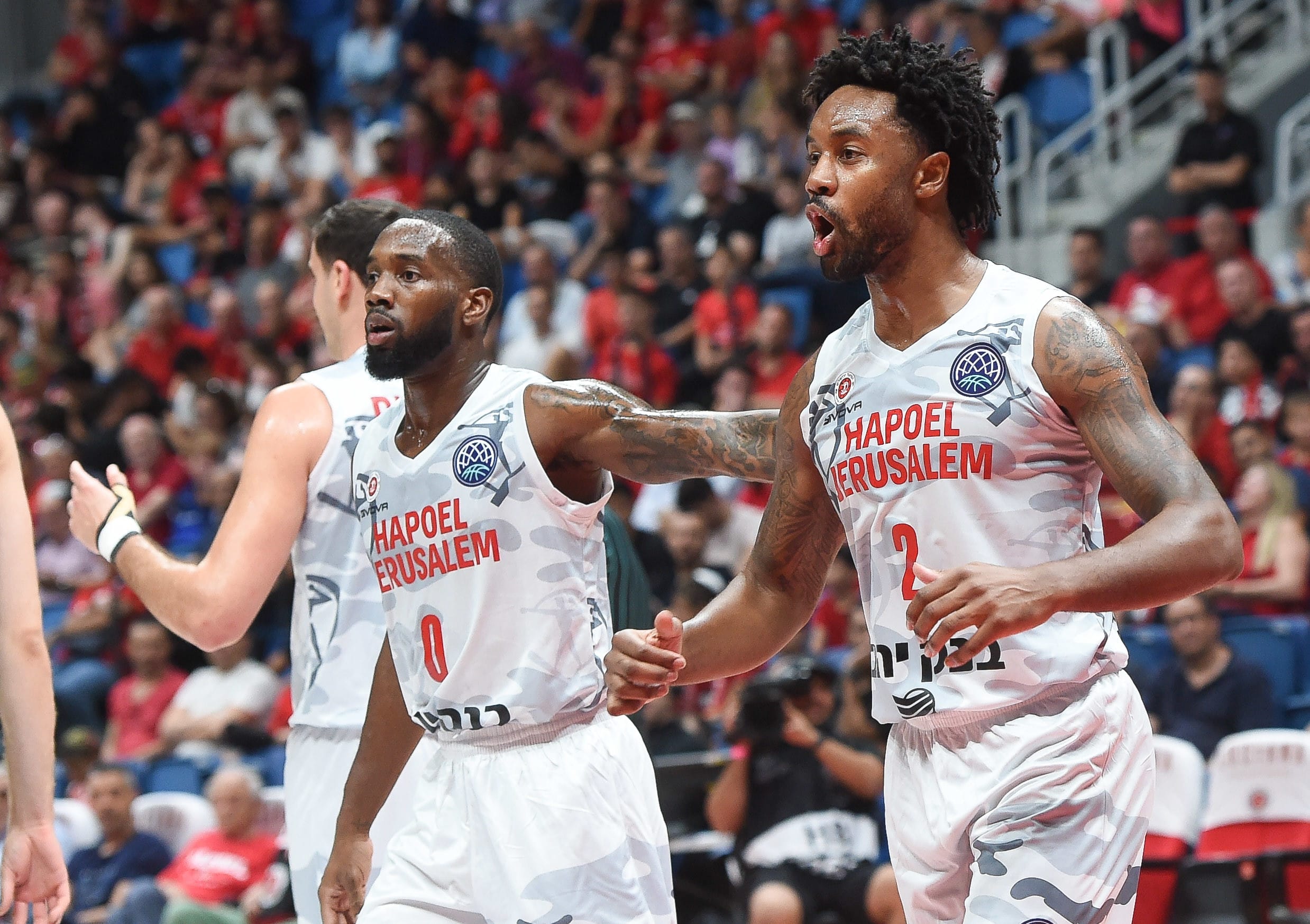 שחקן הפועל ירושלים ליוואי רנדולף עם קאדין קרינגטון