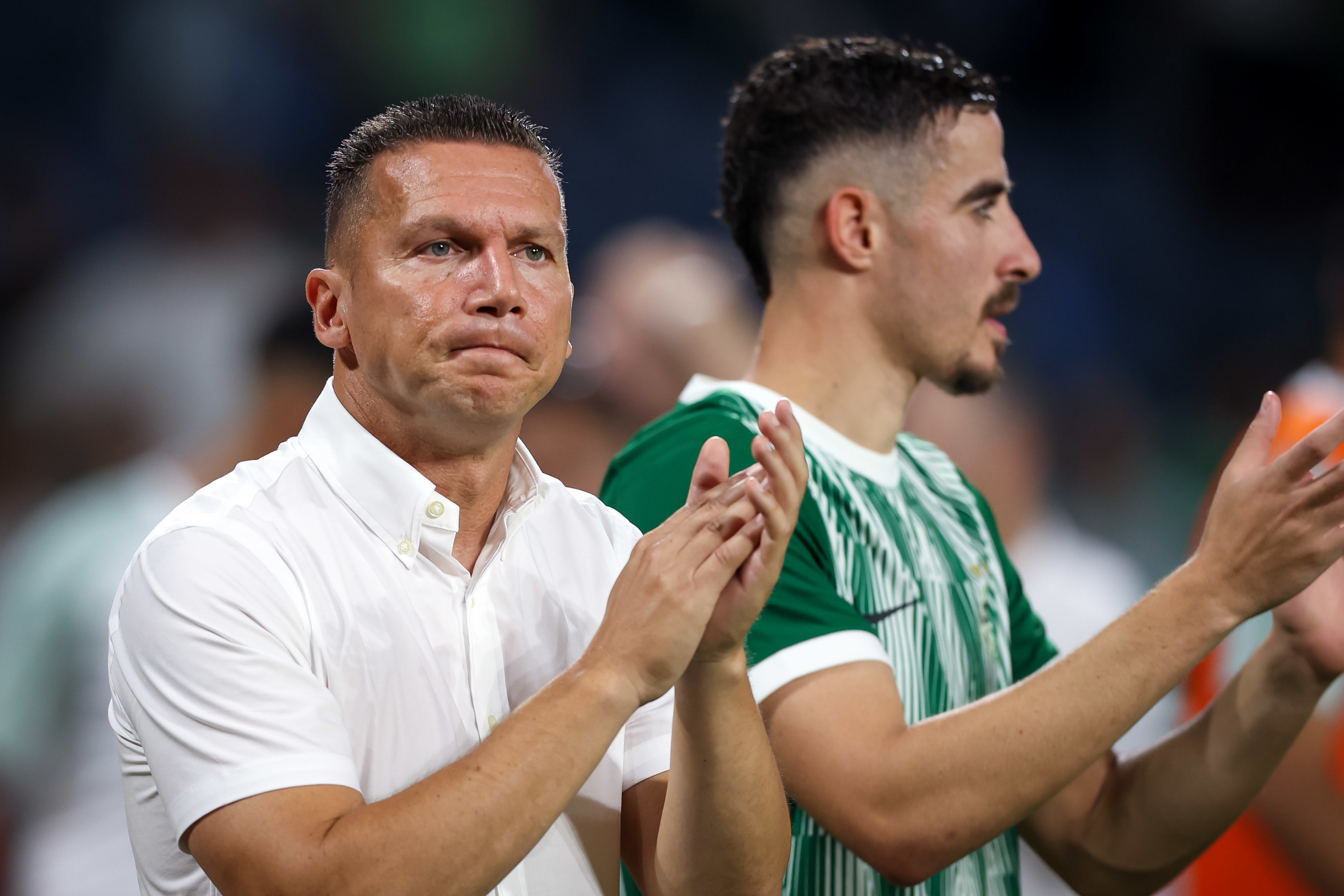 ברק בכר מאמן מכבי חיפה לצד דולב חזיזה