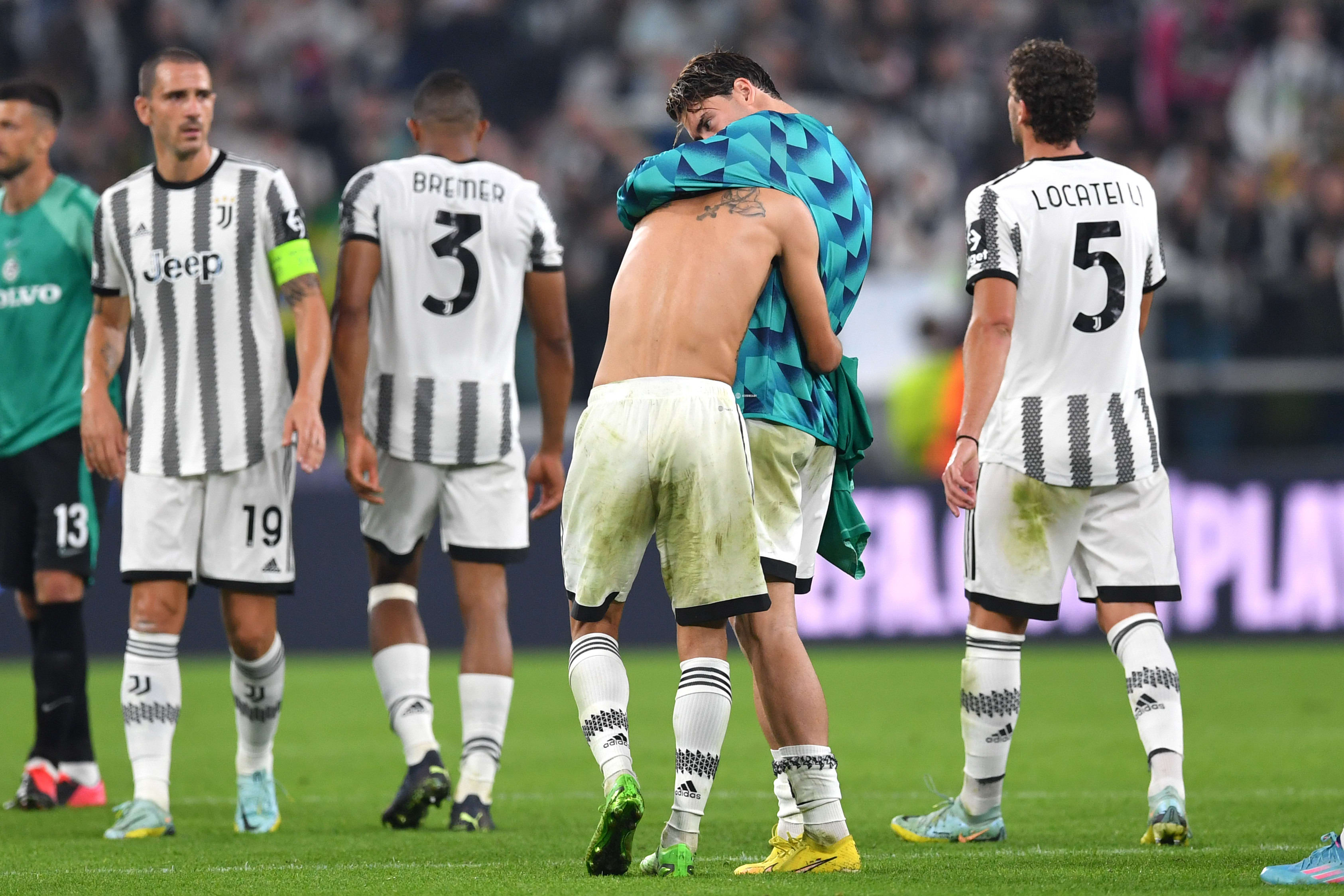 ולאחוביץ' מחבק את ראביו, שחקני יובנטוס אחרי הניצחון על מכבי חיפה