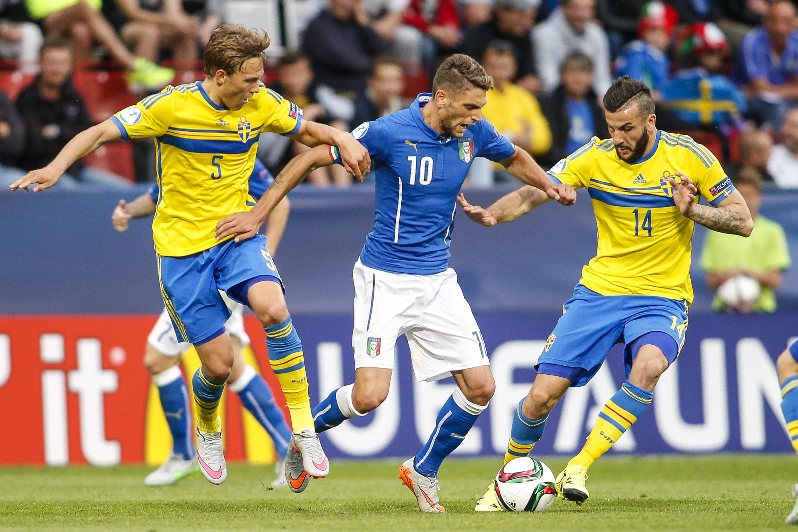 מיקאל אישק (מימין) במהלך יורו הצעירות 2015