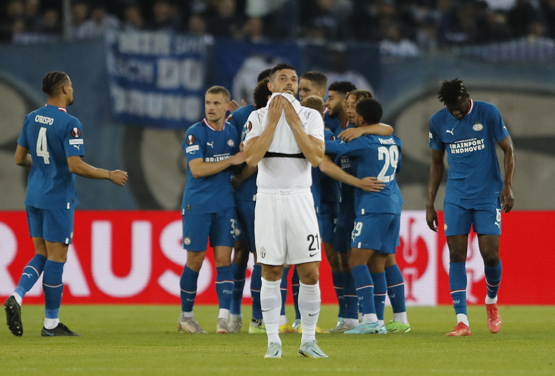 קודי גאקפו ושחקני פ.ס.וו חוגגים בציריך