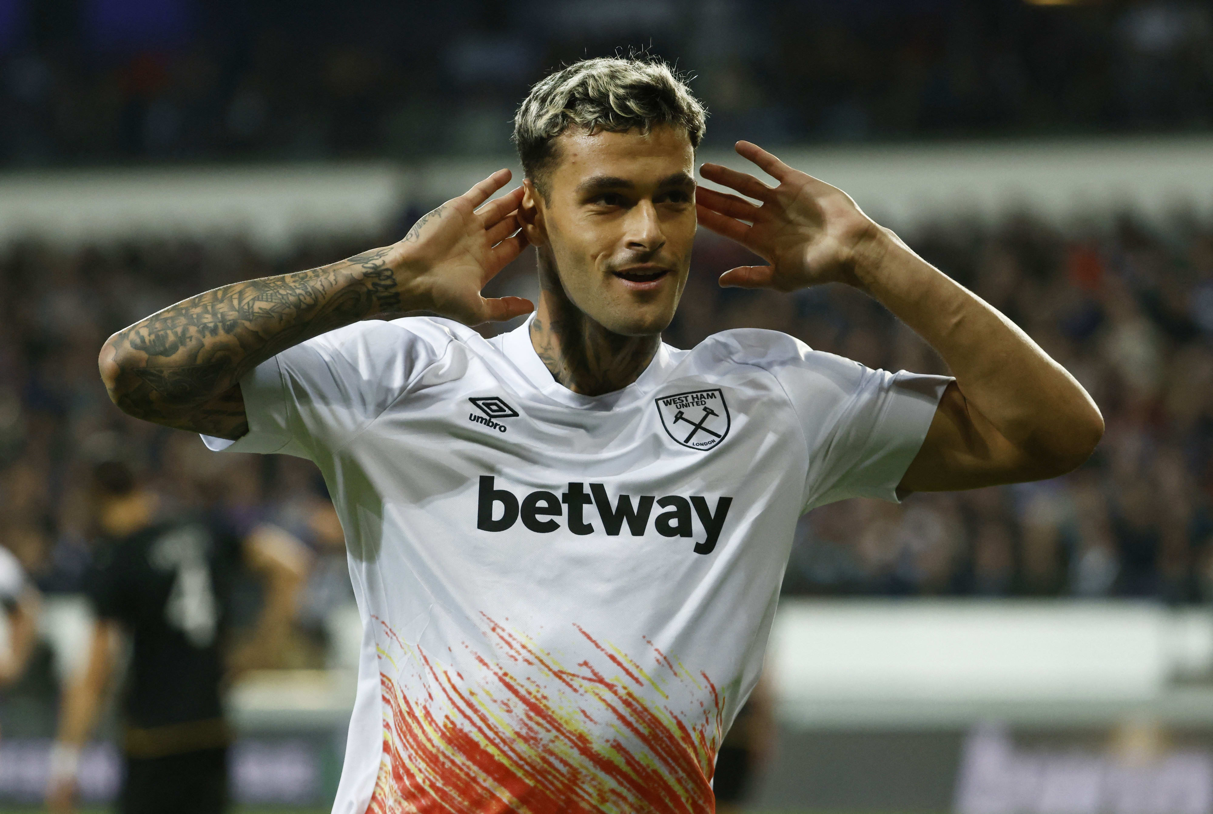 ג'אנלוקה סקמאקה שחקן ווסטהאם חוגג שער