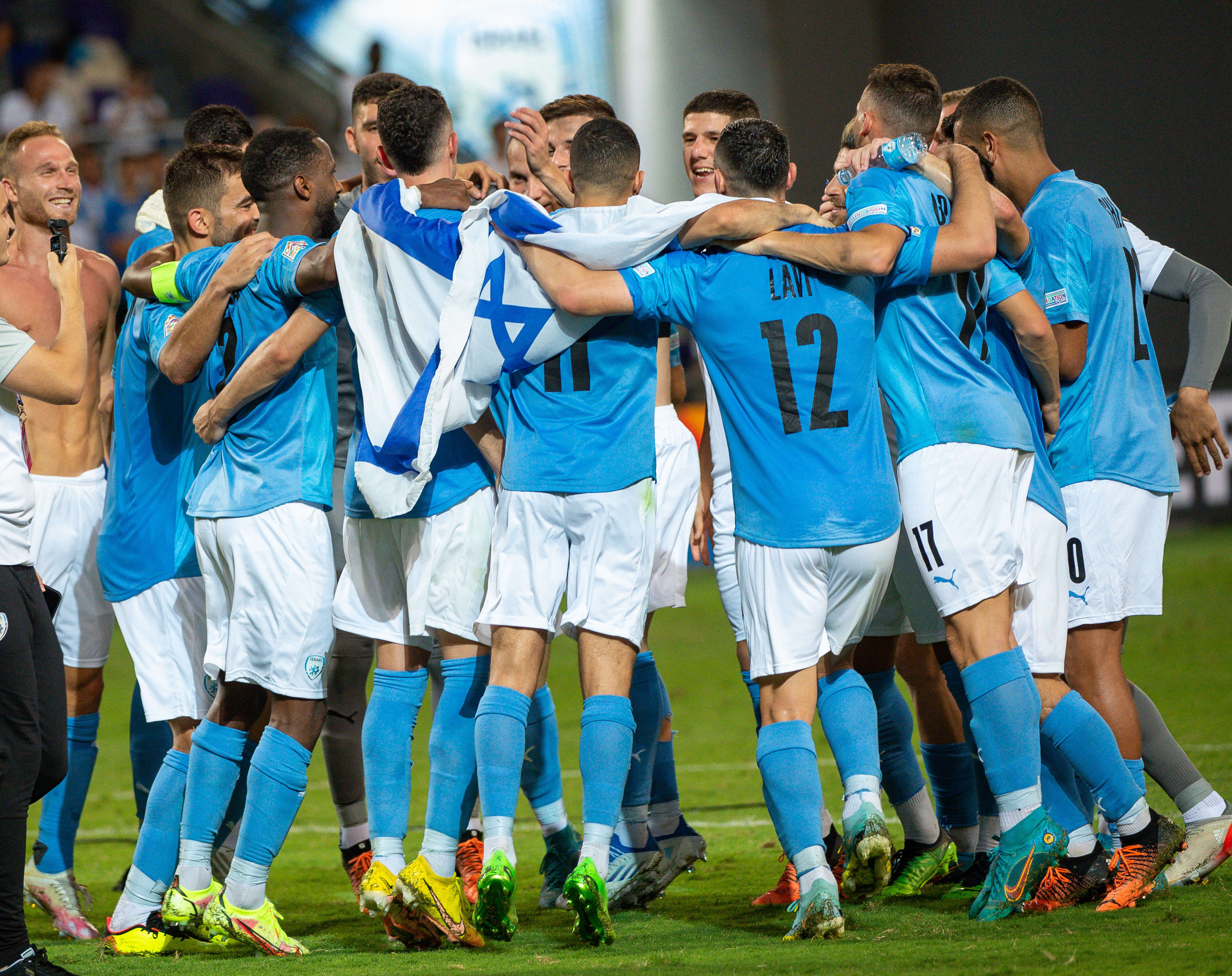 שחקני נבחרת ישראל חוגגים