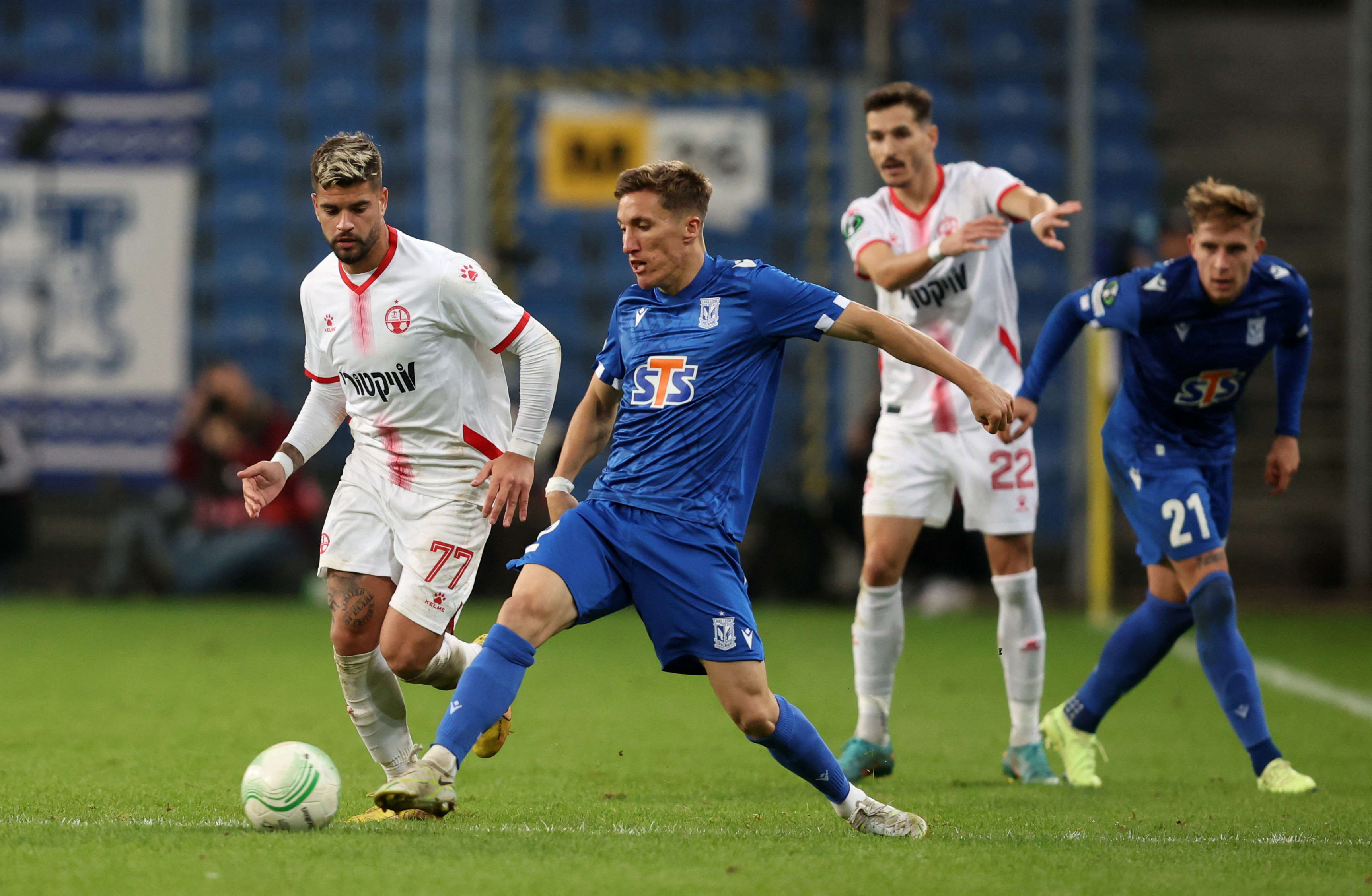 שחקן לך פוזנן ז'ואל פריירה לצד שחקן הפועל באר שבע רותם חטואל