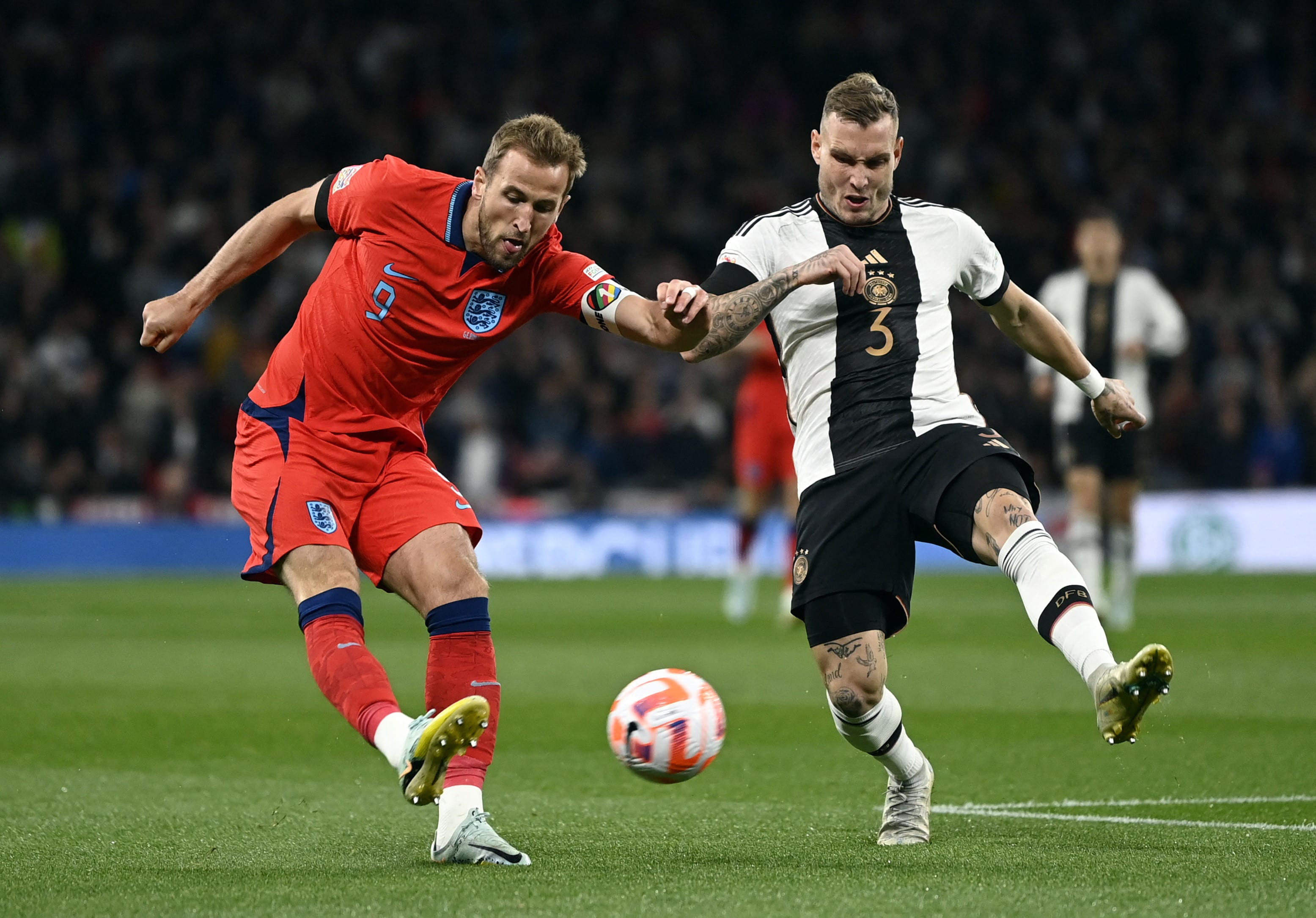 דויד ראום שחקן נבחרת גרמניה מול הארי קיין שחקן נבחרת אנגליה