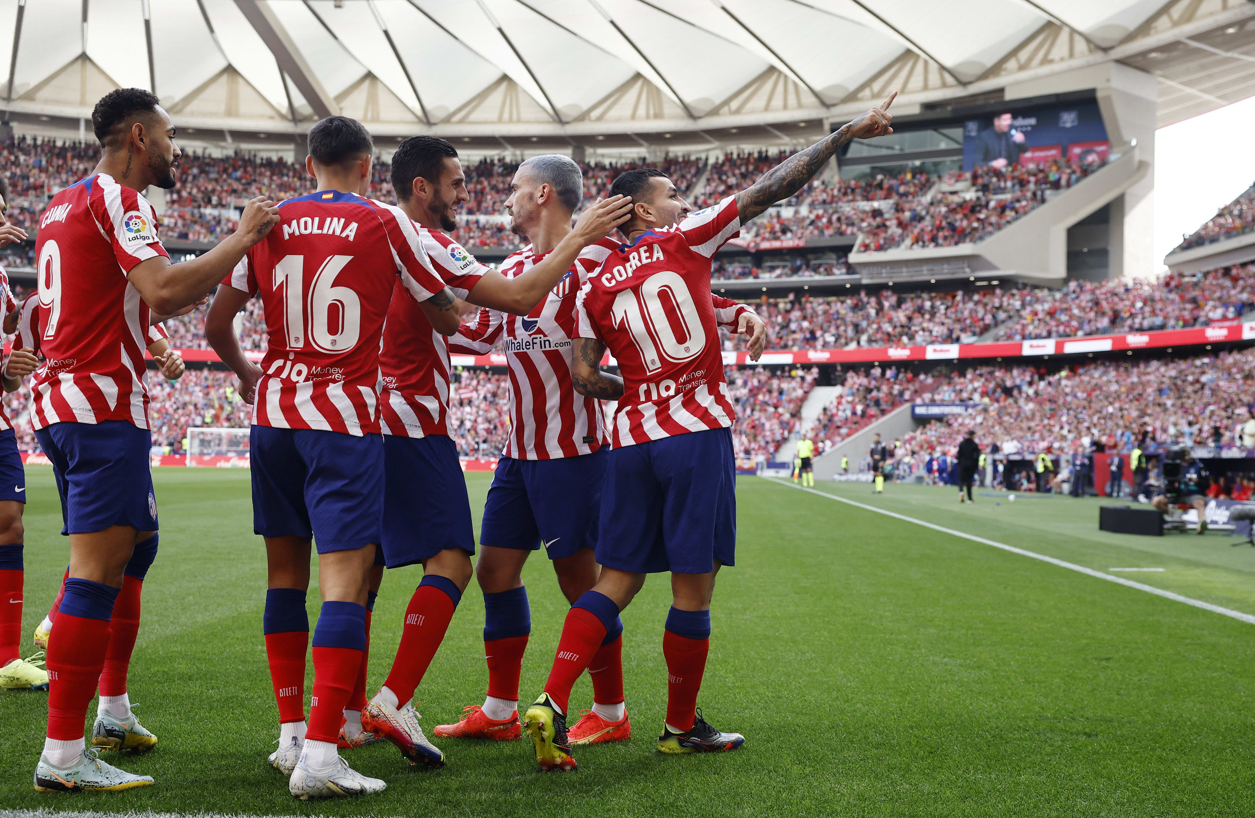 שחקני אתלטיקו מדריד חוגגים עם אנחל קוראה