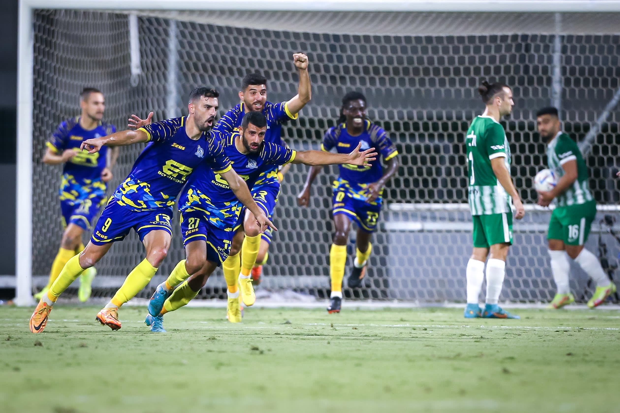 שלומי אזולאי שחקן מכבי בני ריינה חוגג שער