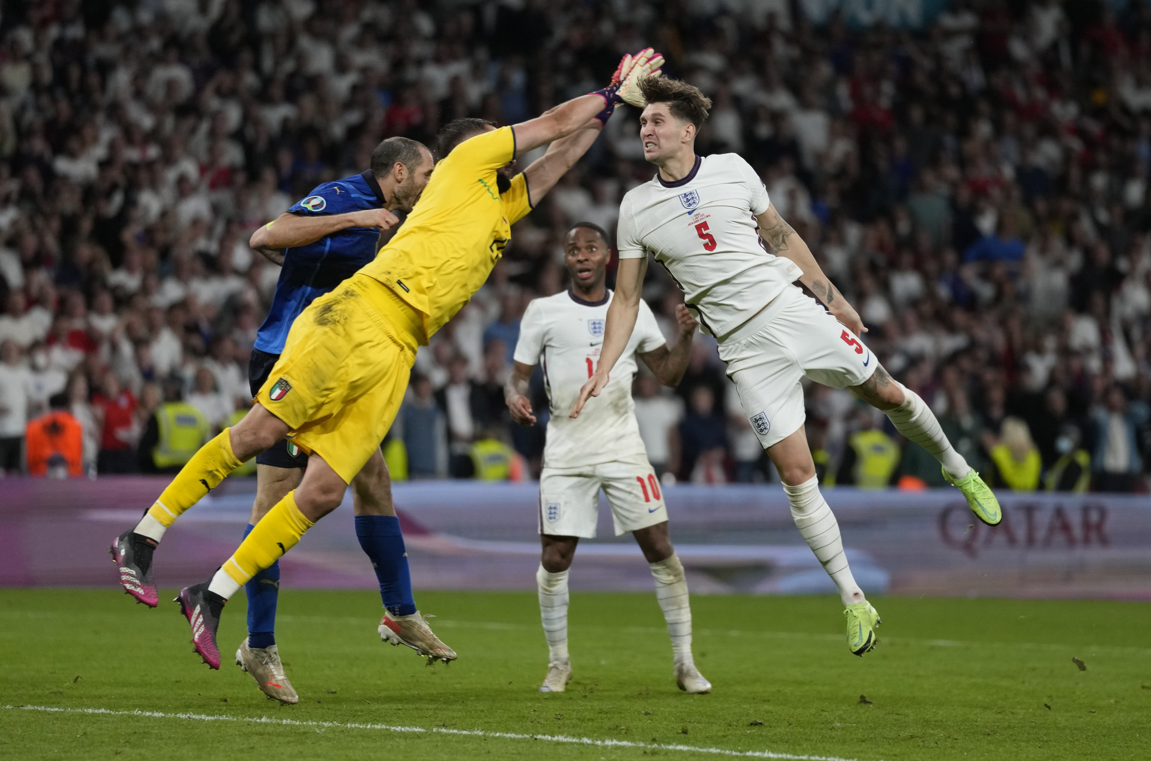 ג'ון סטונס שחקן נבחרת אנגליה מול ג'אנלואיג'י דונארומה שוער נבחרת איטליה